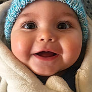 Maloë a rejoint le concours — aidez-le/la à gagner de superbes lots ! baby, child, smiling, face, headwear, hat, knitted_hat, fleece_jacket, clothing, warm, cozy, cute, portrait, closeup, happy, indoors, infant, cheeks, eyes, expression