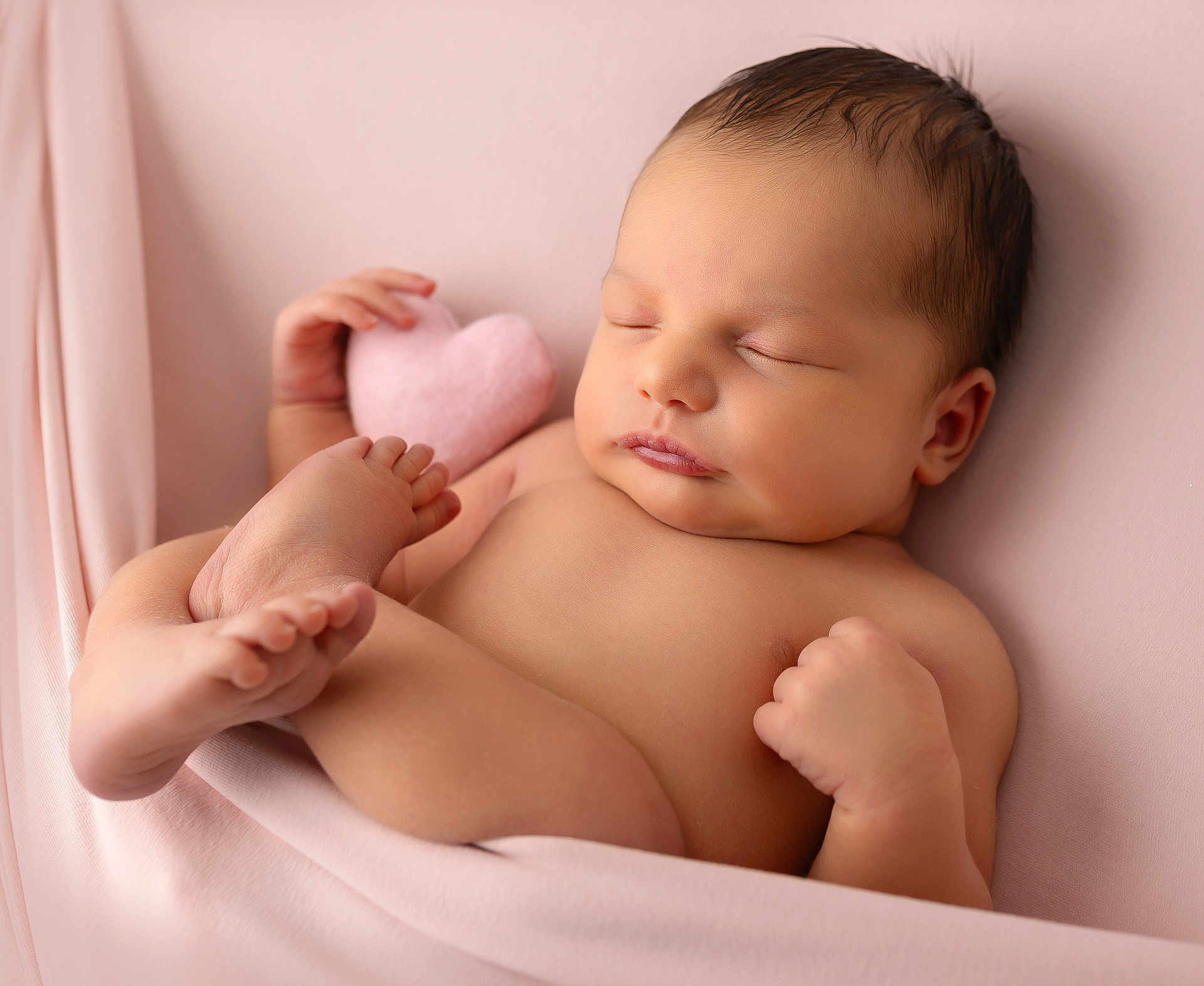 Emma participe au concours pour gagner de l'argent avec cette photo : baby, back, bed, blanket, bodypart, cushion, face, finger, furniture, hand, happy, head, homedecor, newborn, person, photography, portrait, sleeping, smile, towel