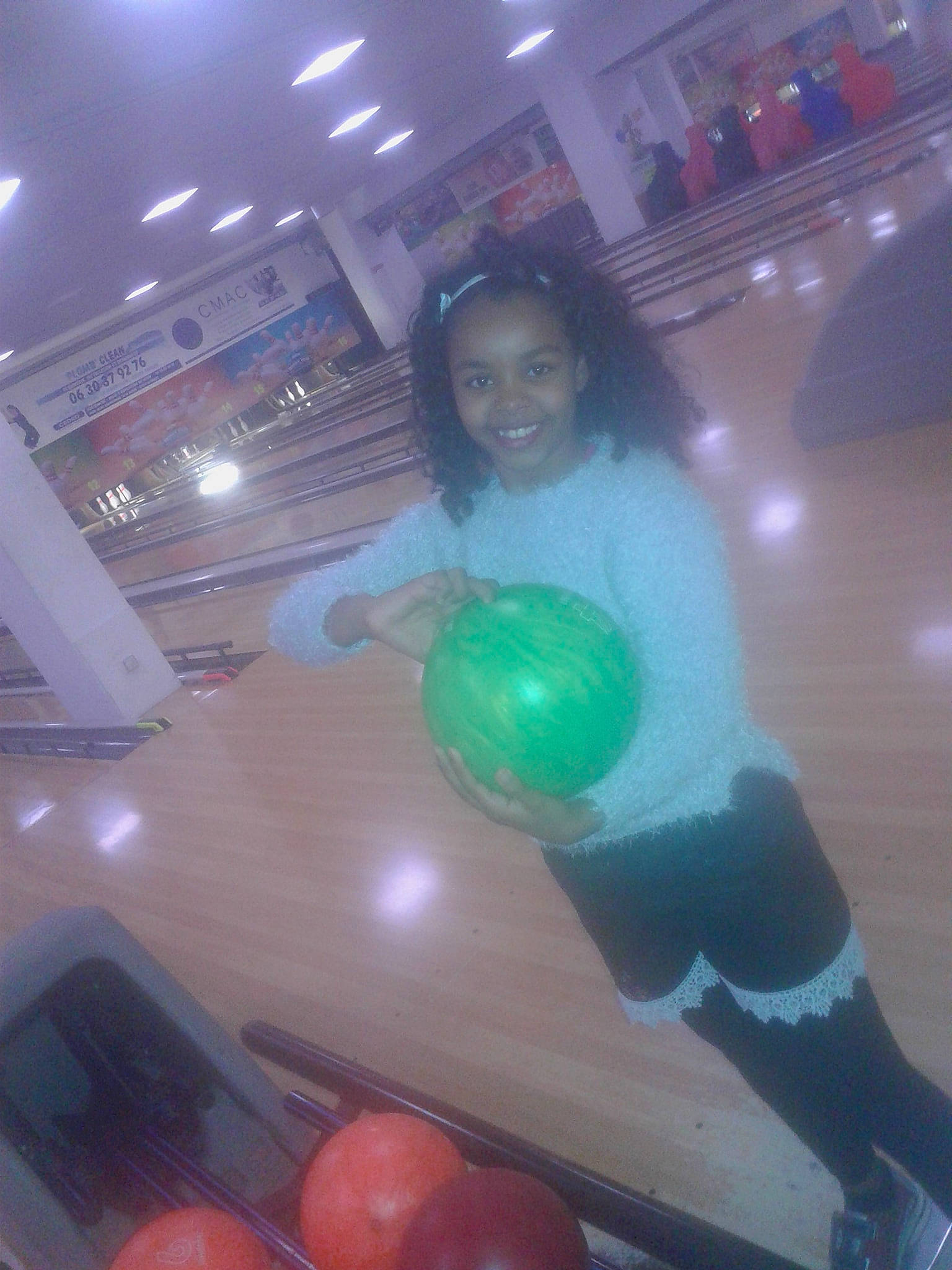 Cherine participe au concours pour gagner de l'argent avec cette photo : arm, black_hair, bowling, bowling_ball, bowling_equipment, bowling_pin, fun, girl, hand, joy, person, smile, snapshot, ten_pin_bowling