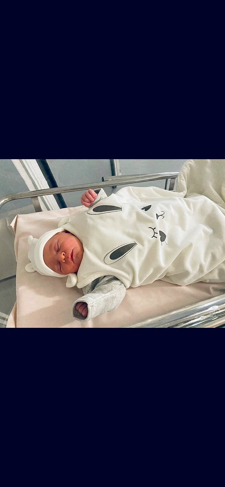 Apolline a rejoint le concours — aidez-le/la à gagner de superbes lots ! automotive_design, bed, bedding, child, comfort, event, font, headwear, health_care, hospital, hospital_bed, linens, medical, medical_equipment, patient, person, pillow, service, sleep, sleeve