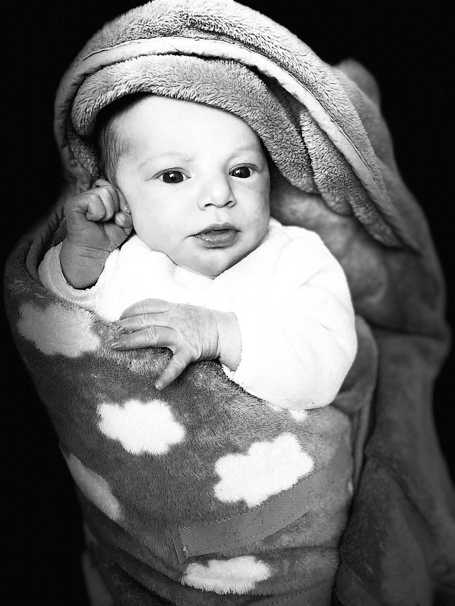 Apolline participe au concours pour gagner de l'argent avec cette photo : baby, black, black_and_white, cap, cheek, comfort, eye, eyebrow, flash_photography, gesture, hand, human, human_body, iris, lip, organ, person, photograph, skin, sleeve
