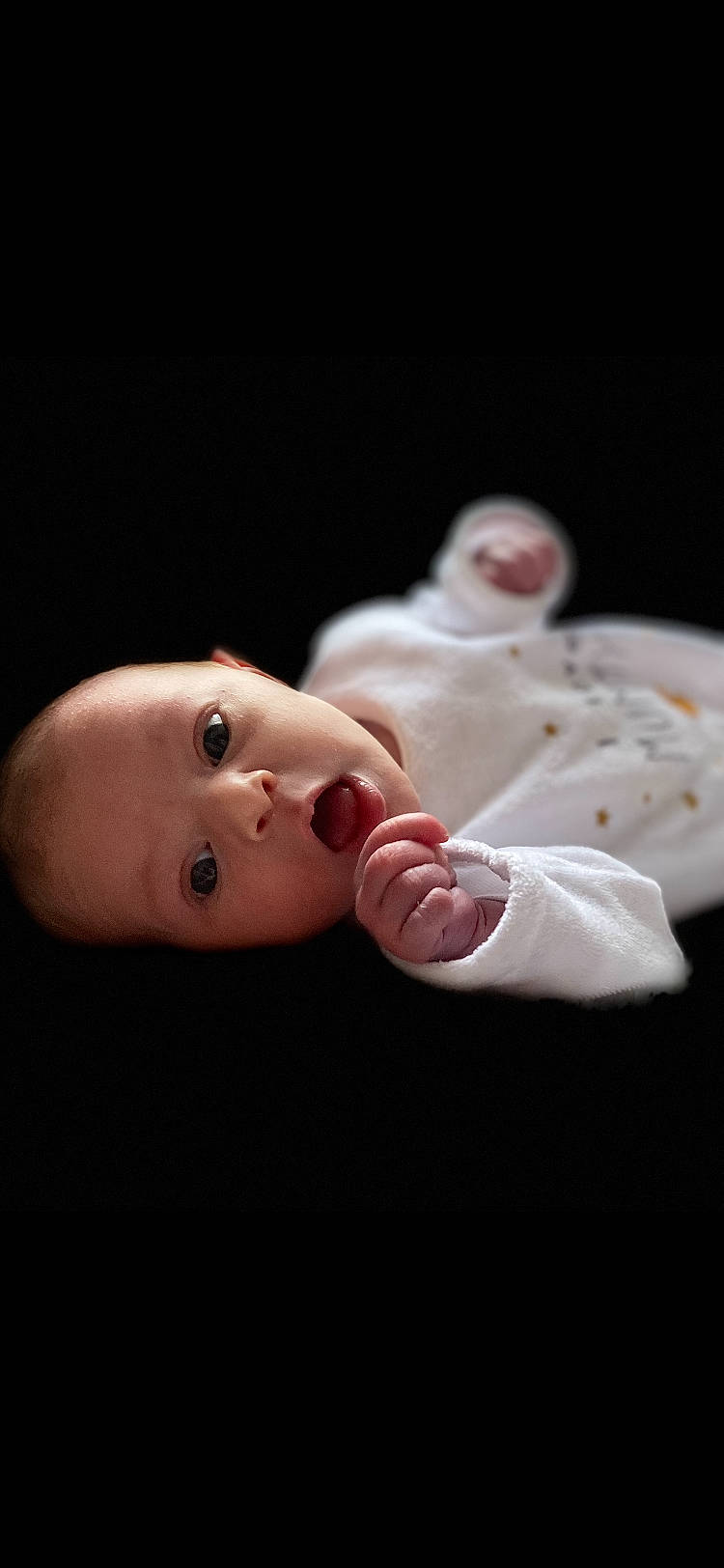 Apolline participe au concours pour gagner de l'argent avec cette photo : baby, baby_toddler_clothing, cheek, comfort, dress, ear, eyelash, face, flash_photography, foot, gesture, hand, head, human_body, lip, nail, nose, person, sleeve, surprise