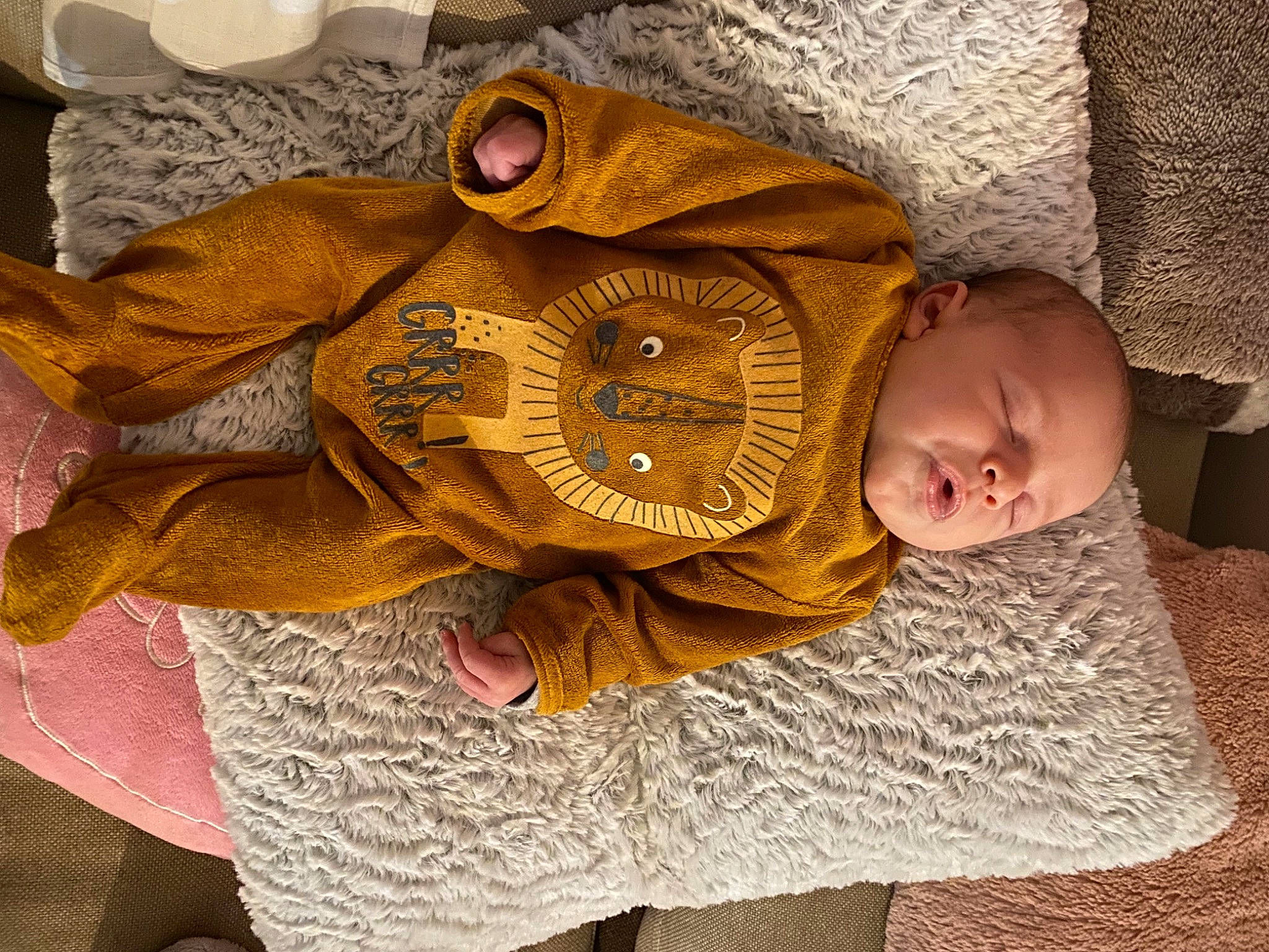 Apolline a rejoint le concours — aidez-le/la à gagner de superbes lots ! baby, baby_products, baby_sleeping, baby_toddler_clothing, bedding, bedtime, child, comfort, eye, fashion_accessory, fur, headgear, home_accessories, linens, person, room, sitting, sleeve, stuffed_toy, toddler