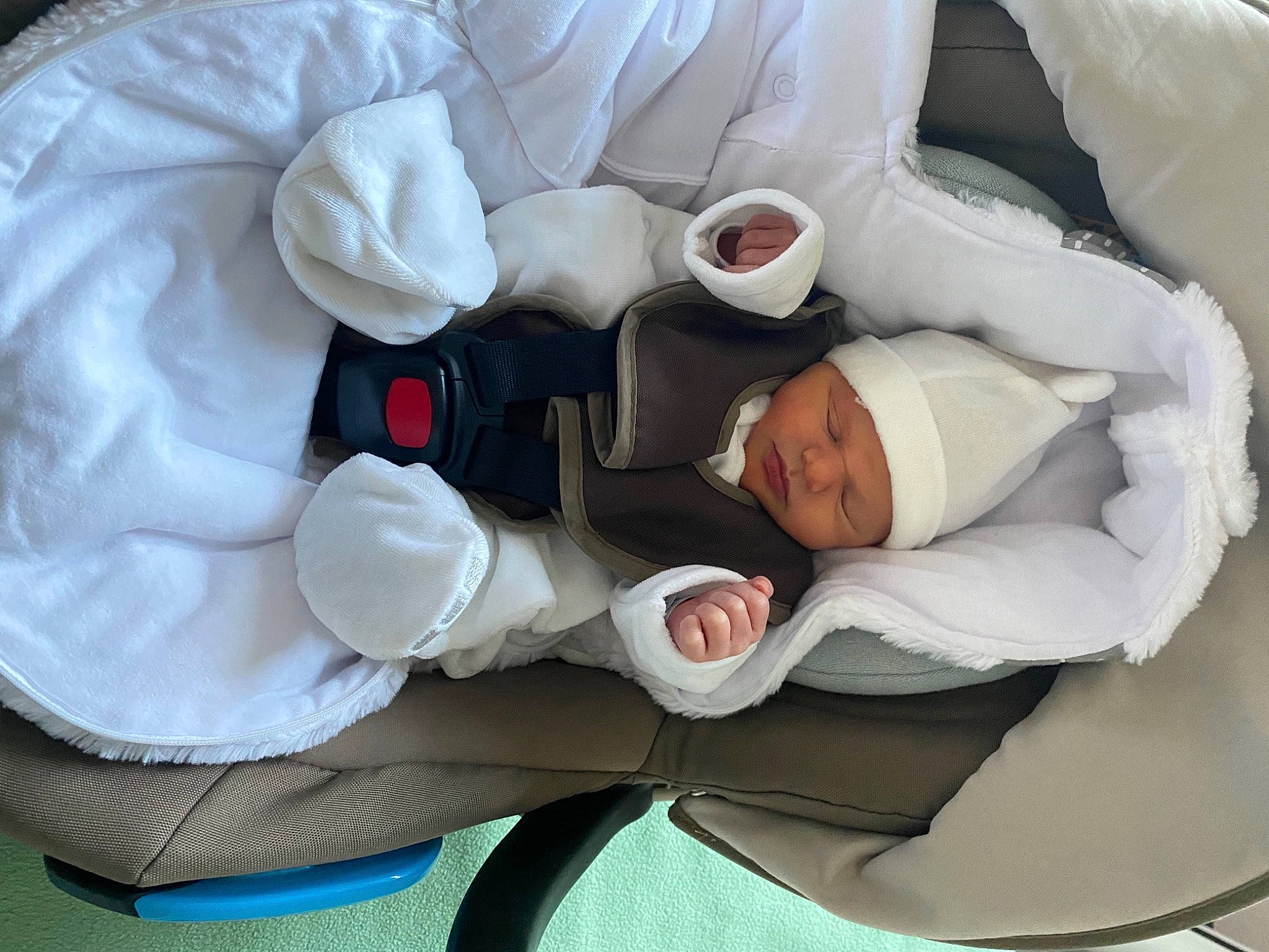 Apolline a rejoint le concours — aidez-le/la à gagner de superbes lots ! arm, baby, baby_carriage, baby_in_car_seat, baby_products, baby_safety, baby_sleeping, baby_toddler_clothing, car_seat, carmine, child, comfort, facial_expression, hand, head, headwear, linens, nap, person, sitting