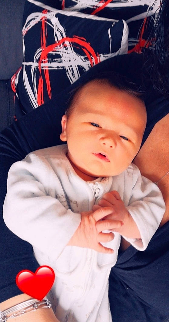 Iliano a rejoint le concours — aidez-le/la à gagner de superbes lots ! baby, baby_toddler_clothing, cheek, child, cool, eyebrow, finger, flash_photography, fun, gesture, happy, mouth, organ, person, pink, red, sleeve, textile, thumb, toddler