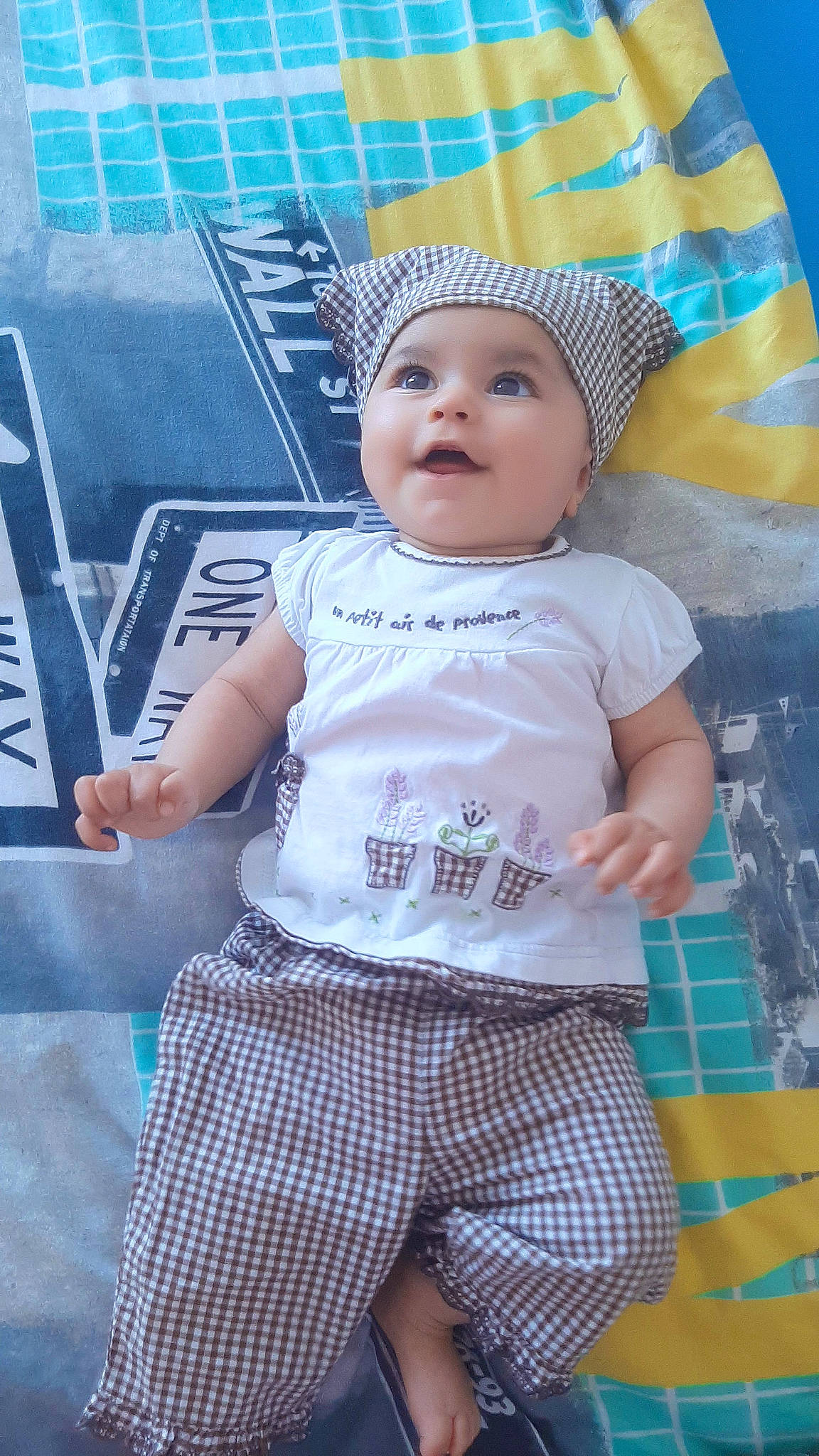 Adelina a rejoint le concours — aidez-le/la à gagner de superbes lots ! baby, baby_toddler_clothing, blue, cap, cheek, child, cool, electric_blue, fun, green, happy, hat, headgear, headwear, pattern, person, photograph, pink, sleeve, t_shirt