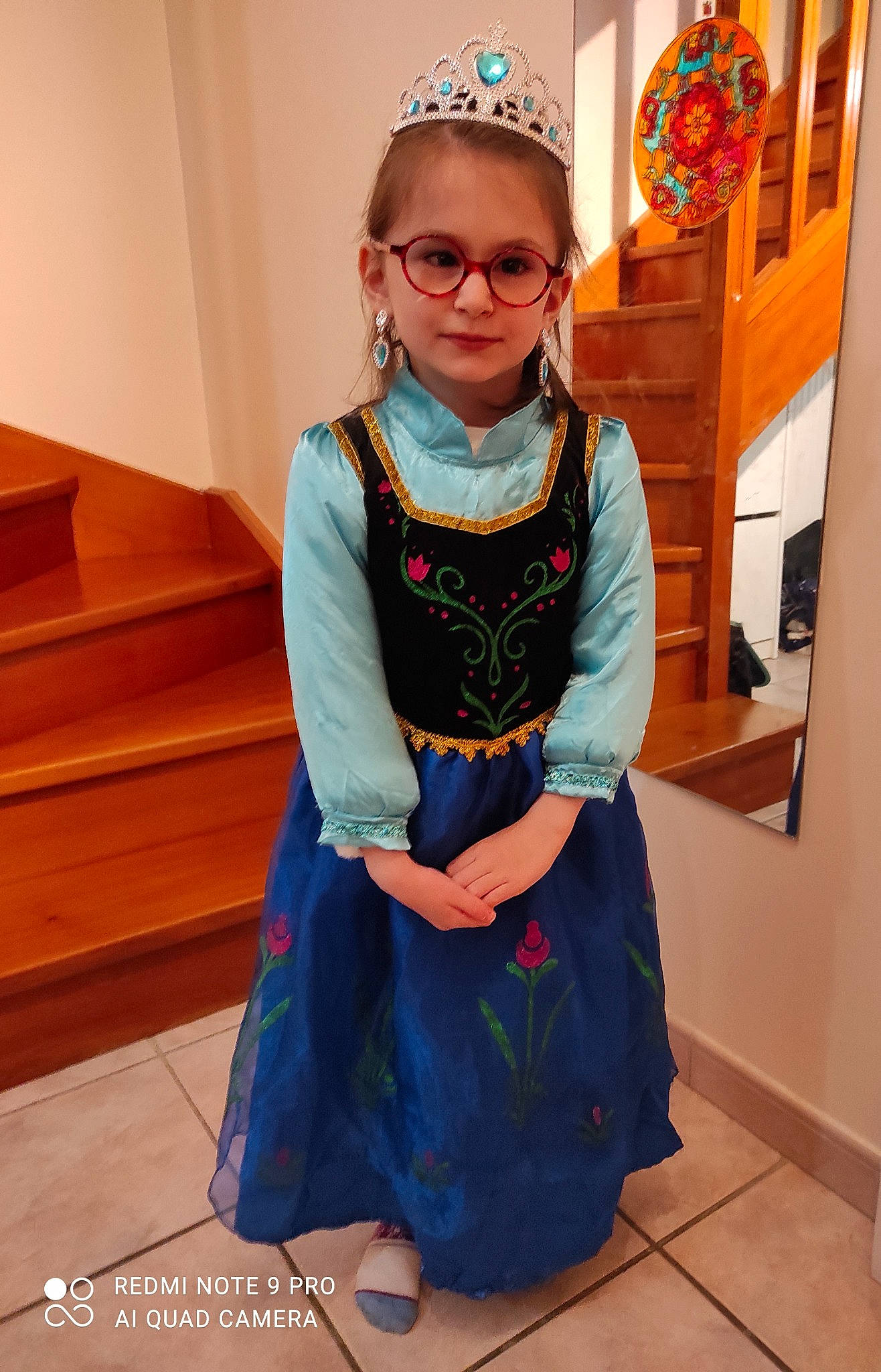 Marie participe au concours pour gagner de l'argent avec cette photo : baby_toddler_clothing, cap, child, costume_hat, dress, electric_blue, event, eyewear, face, fashion_accessory, fashion_design, flooring, glasses, headgear, human_body, jewellery, neck, person, sleeve, toddler