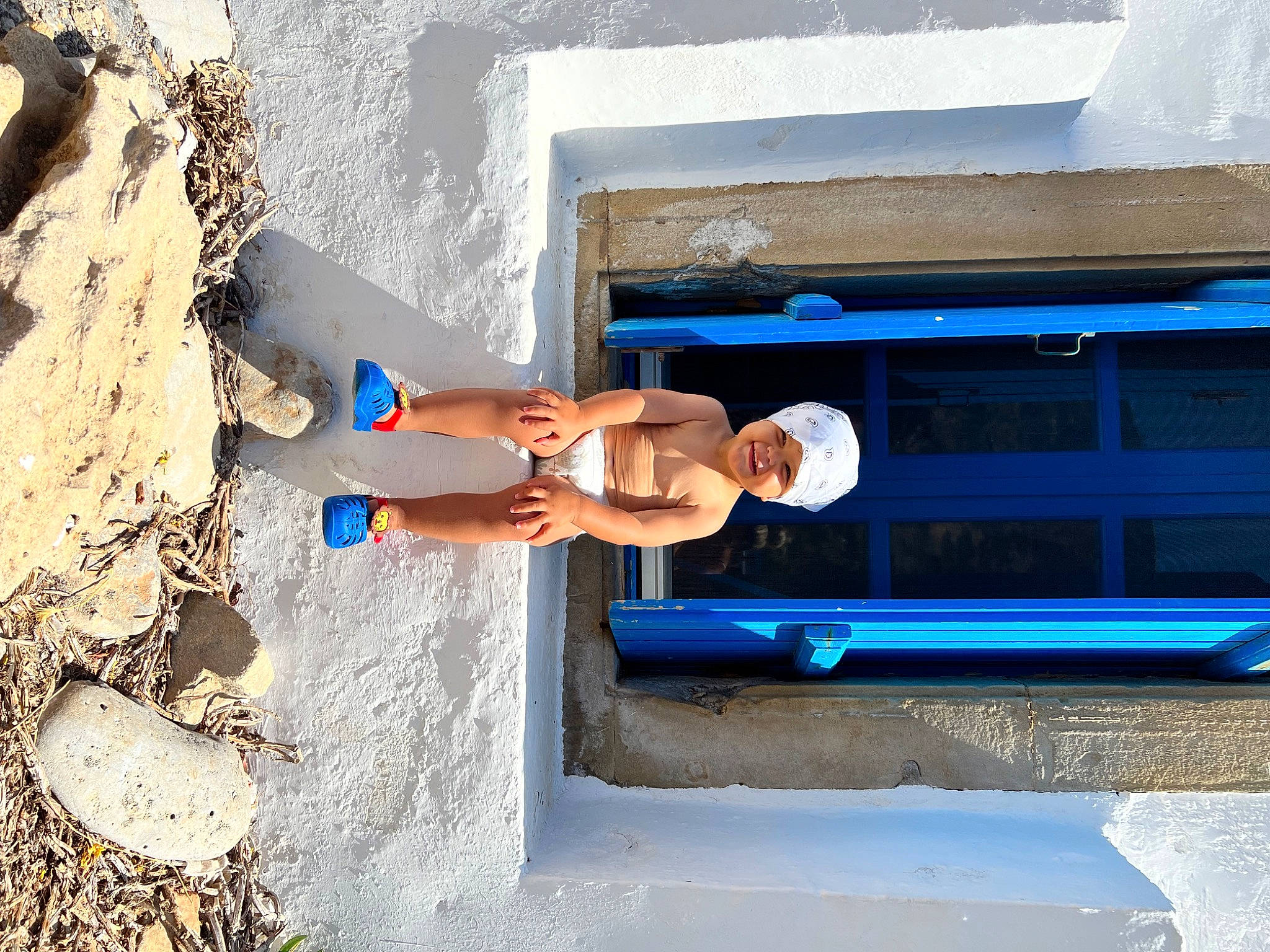 Kaïs participe au concours pour gagner de l'argent avec cette photo : azure, barechested, blue, composite_material, concrete, elbow, electric_blue, fun, headwear, human_leg, joy, landscape, leg, leisure, person, rectangle, shorts, thigh, vacation, waist