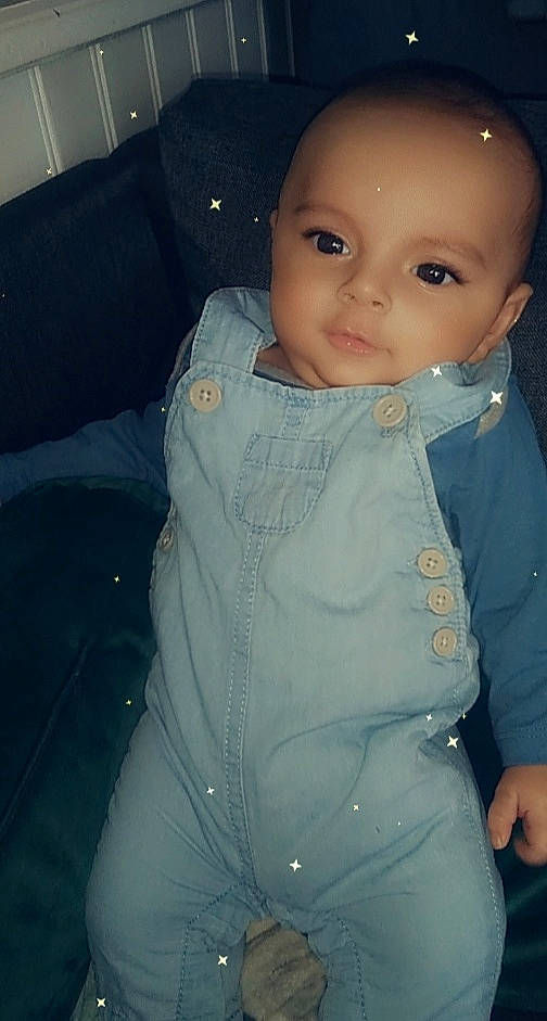 Nabil participe au concours pour gagner de l'argent avec cette photo : baby, black_hair, car_seat, cheek, child, chin, cool, ear, eye, face, forehead, head, iris, lip, nose, outerwear, person, skin, smile, toddler