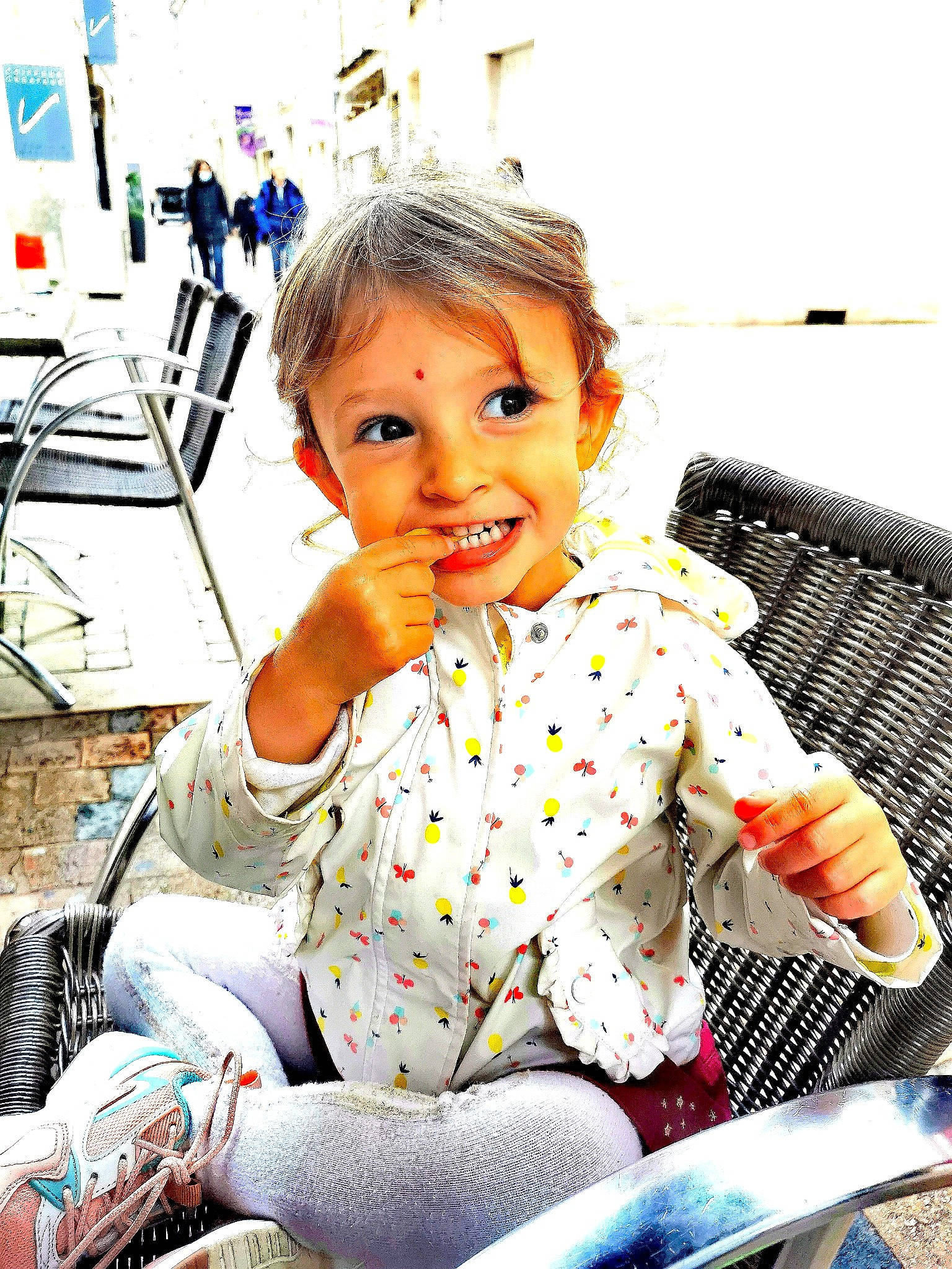 Giullia participe au concours pour gagner de l'argent avec cette photo : baby, baby_products, baby_toddler_clothing, chair, child, fun, hairstyle, happy, human, joy, leisure, pattern, person, play, recreation, sitting, skin, smile, sock, toddler