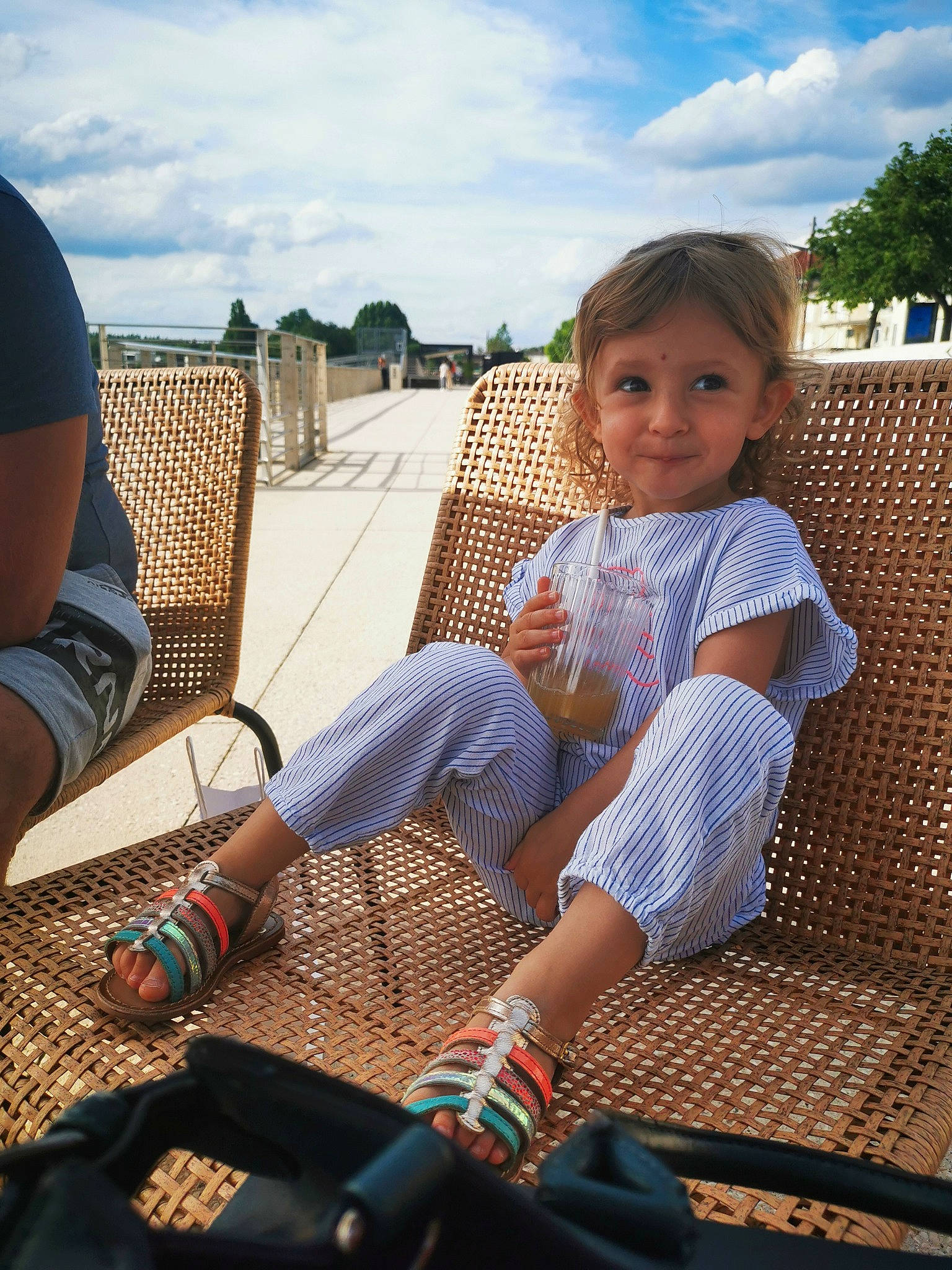 Giullia a rejoint le concours — aidez-le/la à gagner de superbes lots ! child, cloud, comfort, cool, daytime, eyewear, fun, grass, human_leg, lap, leg, leisure, outdoor_furniture, person, recreation, shoe, sky, thigh, toddler, travel