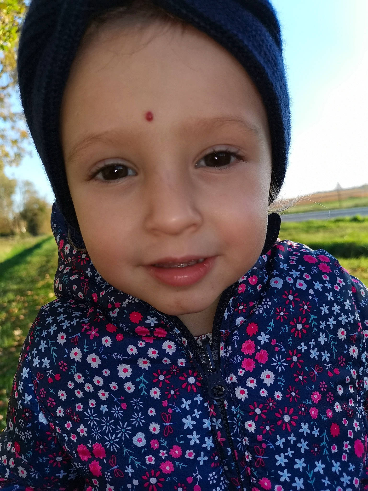 Giullia participe au concours pour gagner de l'argent avec cette photo : cap, chin, cool, eye, forehead, grass, hair, hairstyle, happy, head, iris, lip, neck, nose, organ, people_in_nature, person, photograph, pink, skin