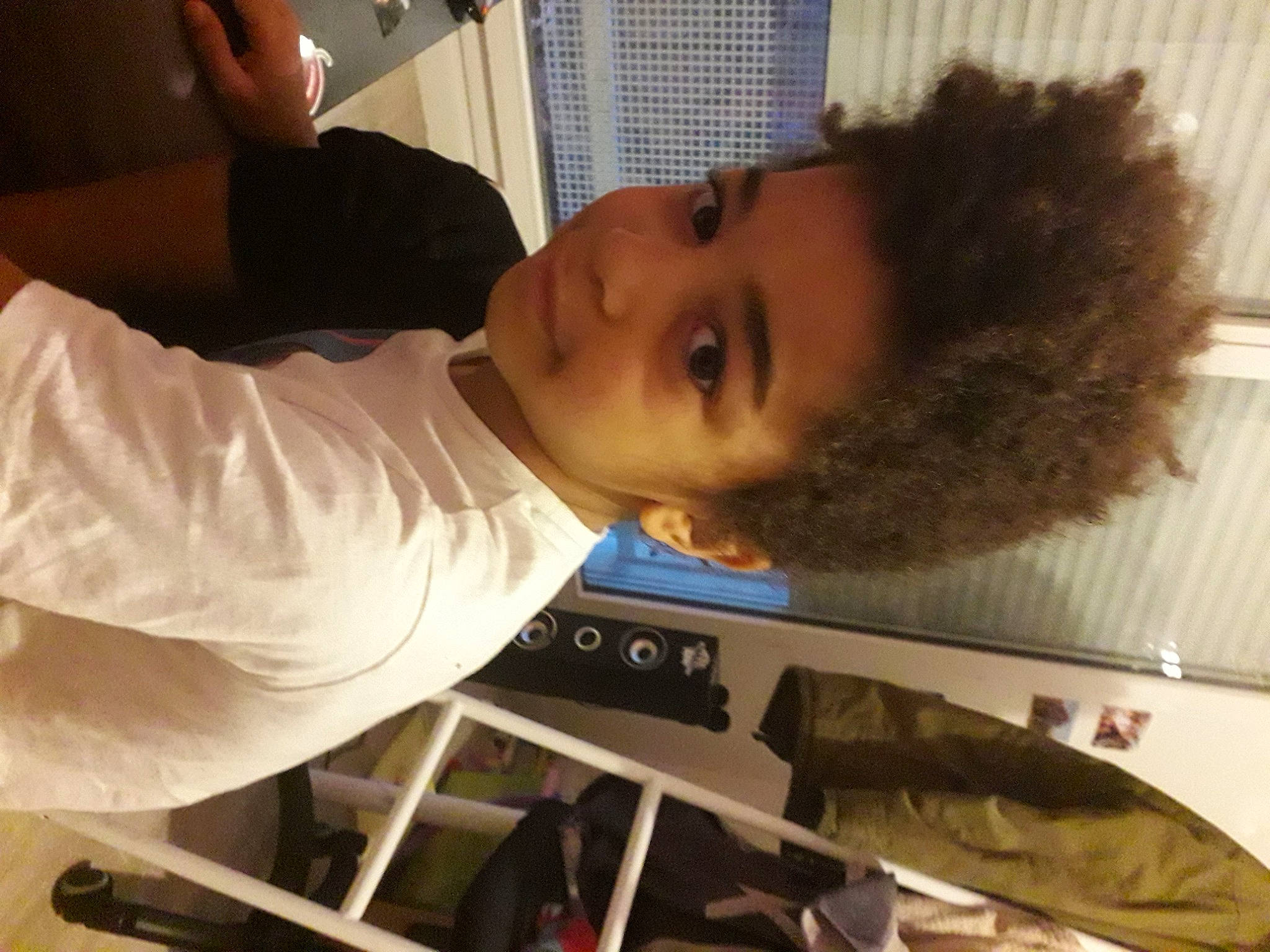 Meïssa participe au concours pour gagner de l'argent avec cette photo : afro, chin, dress_shirt, elbow, eyebrow, eyelash, forehead, fun, fur, gesture, jaw, jheri_curl, person, ringlet, science, sleeve, t_shirt