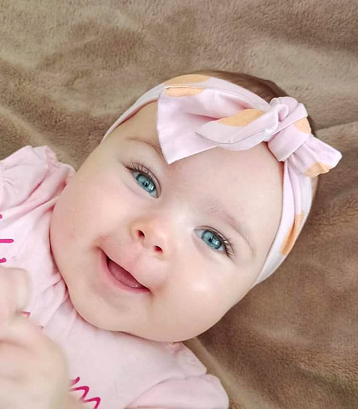 Fanny a rejoint le concours — aidez-le/la à gagner de superbes lots ! baby, beauty, cheek, child, chin, close_up, ear, eye, face, forehead, hair_accessory, head, headgear, headwear, lip, mouth, nose, person, pink, skin