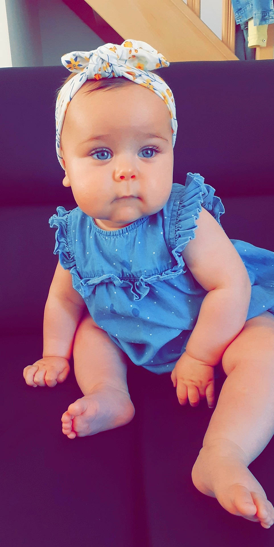 Fanny a rejoint le concours — aidez-le/la à gagner de superbes lots ! baby, baby_toddler_clothing, blue, cheek, child, child_model, eye, hair_accessory, hand, head, headband, headgear, iris, lip, person, pink, product, sitting, skin, toddler
