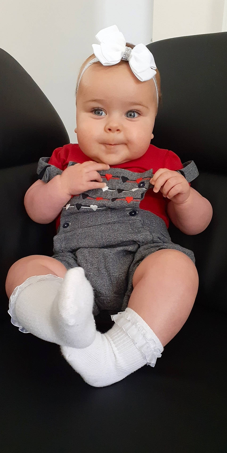 Fanny a rejoint le concours — aidez-le/la à gagner de superbes lots ! arm, baby, baby_products, baby_toddler_clothing, cheek, child, child_model, finger, hand, head, headwear, joint, leg, lip, mouth, person, product, sitting, skin, sleeve