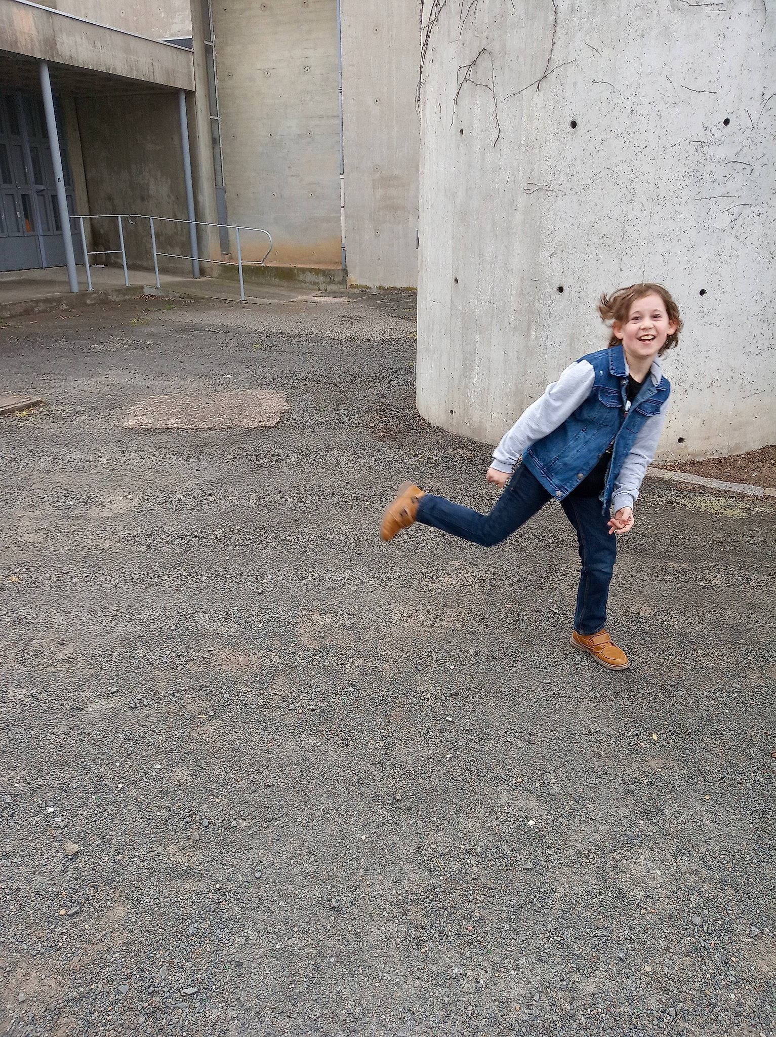 Baptiste participe au concours pour gagner de l'argent avec cette photo : asphalt, blue, child, concrete, denim, footwear, jeans, joy, leg, person, photography, play, road_surface, shadow, shoe, sitting, soil, vacation