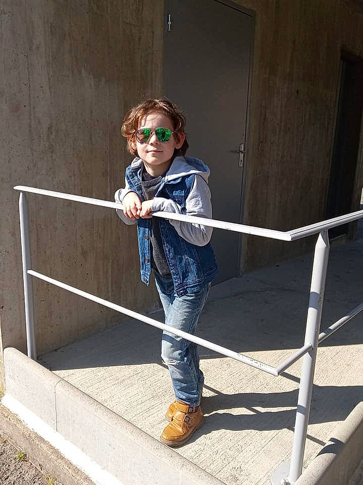 Baptiste a rejoint le concours — aidez-le/la à gagner de superbes lots ! denim, eyewear, footwear, glasses, handrail, jacket, jeans, leg, outerwear, person, shoe, sleeve, stairs, standing, sunglasses, t_shirt, textile, trousers