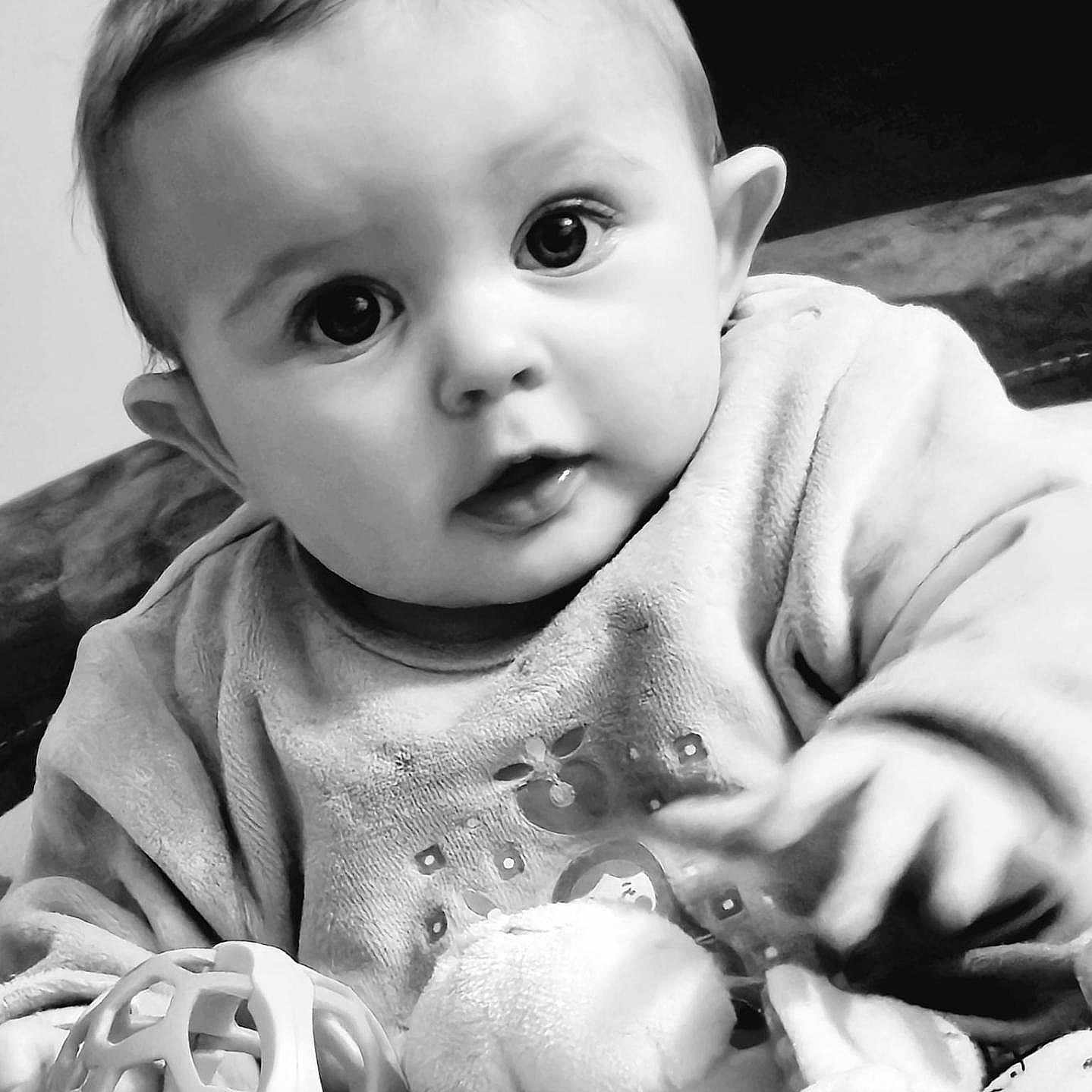 Mya a rejoint le concours — aidez-le/la à gagner de superbes lots ! accessories, baby, bodypart, couch, earring, face, finger, hand, happy, head, jewelry, mouth, necklace, newborn, person, photography, portrait, sitting, smile, toy
