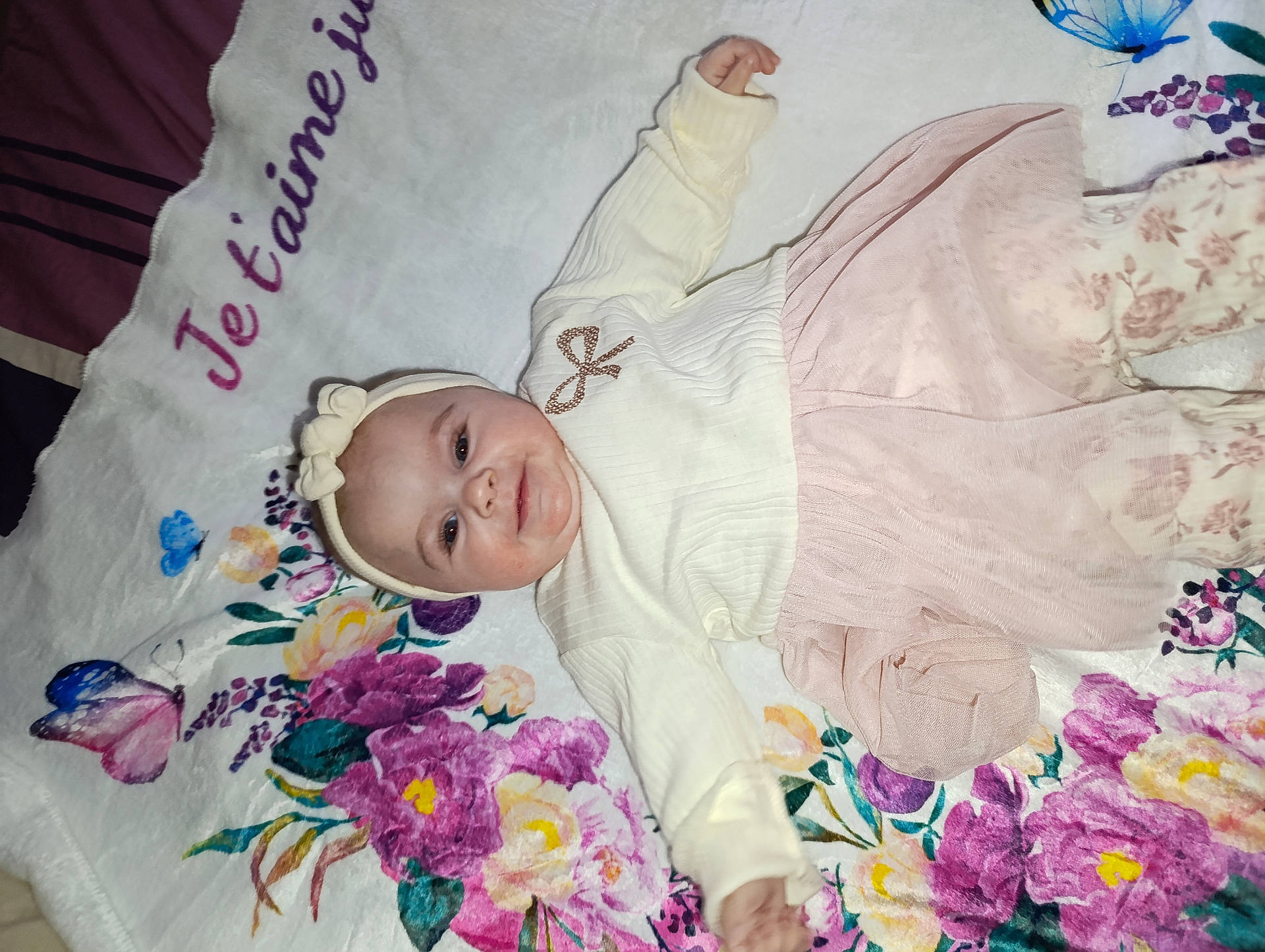 Mya participe au concours pour gagner de l'argent avec cette photo : applique, baby, bodypart, bonnet, cap, clothing, face, finger, flower, furniture, hand, hat, head, homedecor, newborn, pattern, person, photography, plant, portrait