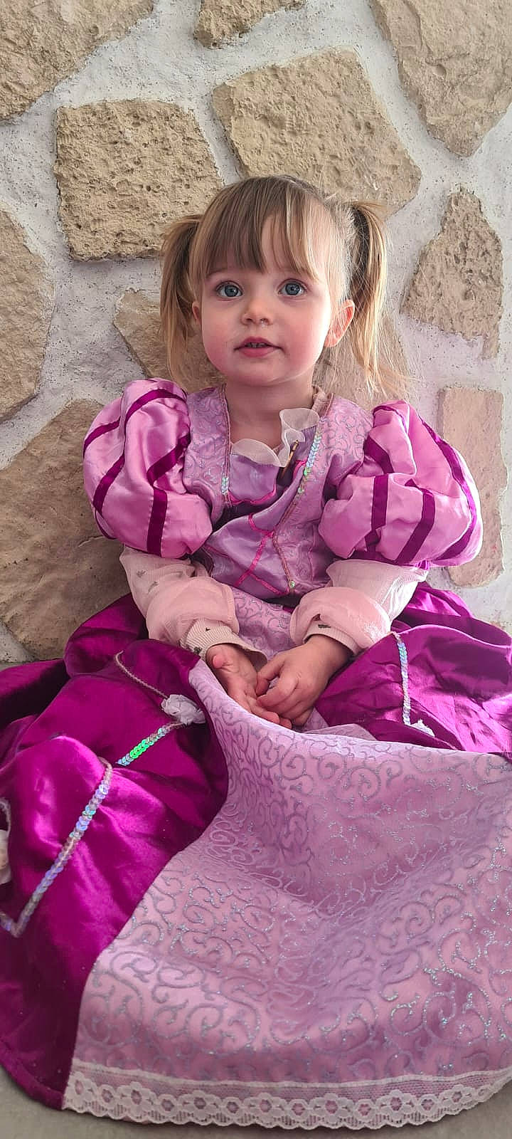 Sophia participe au concours pour gagner de l'argent avec cette photo : baby_carriage, baby_products, baby_toddler_clothing, beauty, cheek, child, fun, hand, happy, magenta, people_in_nature, person, photograph, pink, purple, sitting, skin, sleeve, textile, toddler