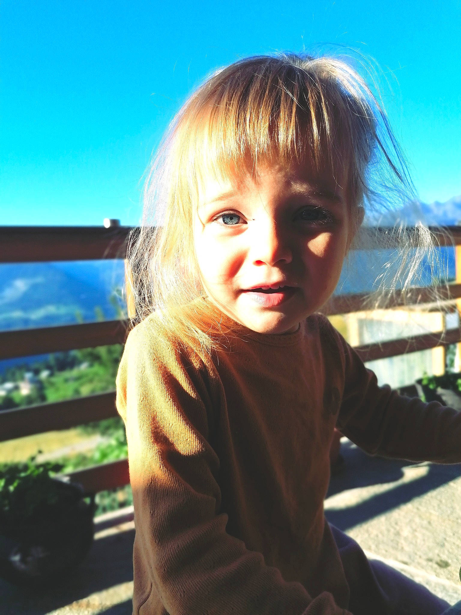 Sophia a rejoint le concours — aidez-le/la à gagner de superbes lots ! cheek, child, chin, cool, eye, face, fun, hairstyle, happy, iris, lip, nose, person, skin, sky, smile, standing, sunlight, tints_and_shades, toddler