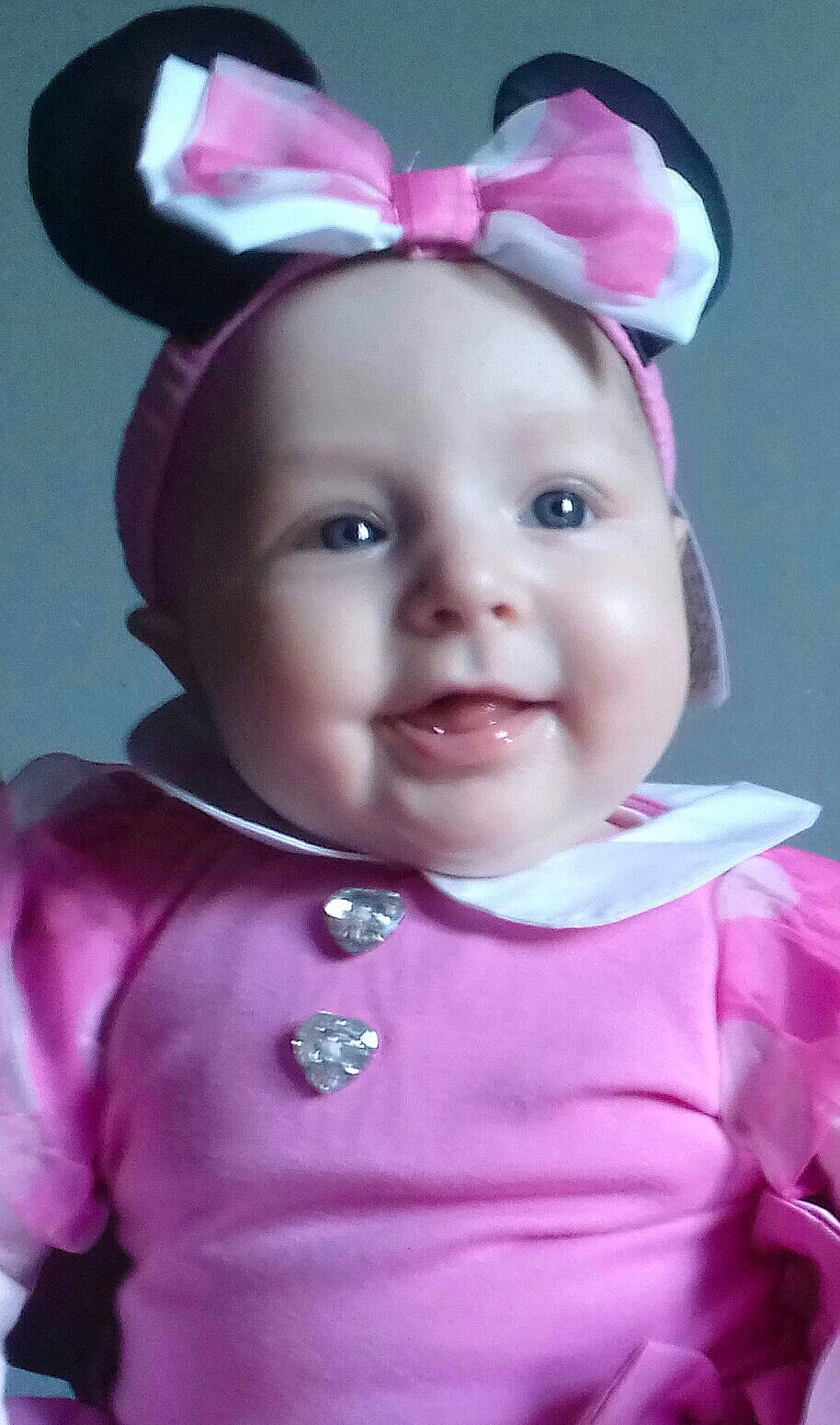 Lara a rejoint le concours — aidez-le/la à gagner de superbes lots ! cheek, child, ear, eye, eyebrow, face, forehead, girl, hair_accessory, head, headband, headgear, infant, magenta, person, pink, product, purple, skin, smile