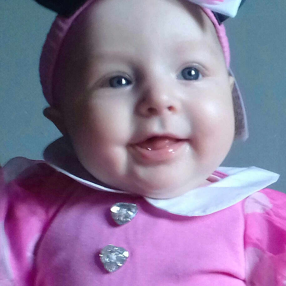 Lara a rejoint le concours — aidez-le/la à gagner de superbes lots ! cheek, child, ear, eye, eyebrow, face, forehead, girl, hair_accessory, head, headband, headgear, infant, magenta, person, pink, product, purple, skin, smile