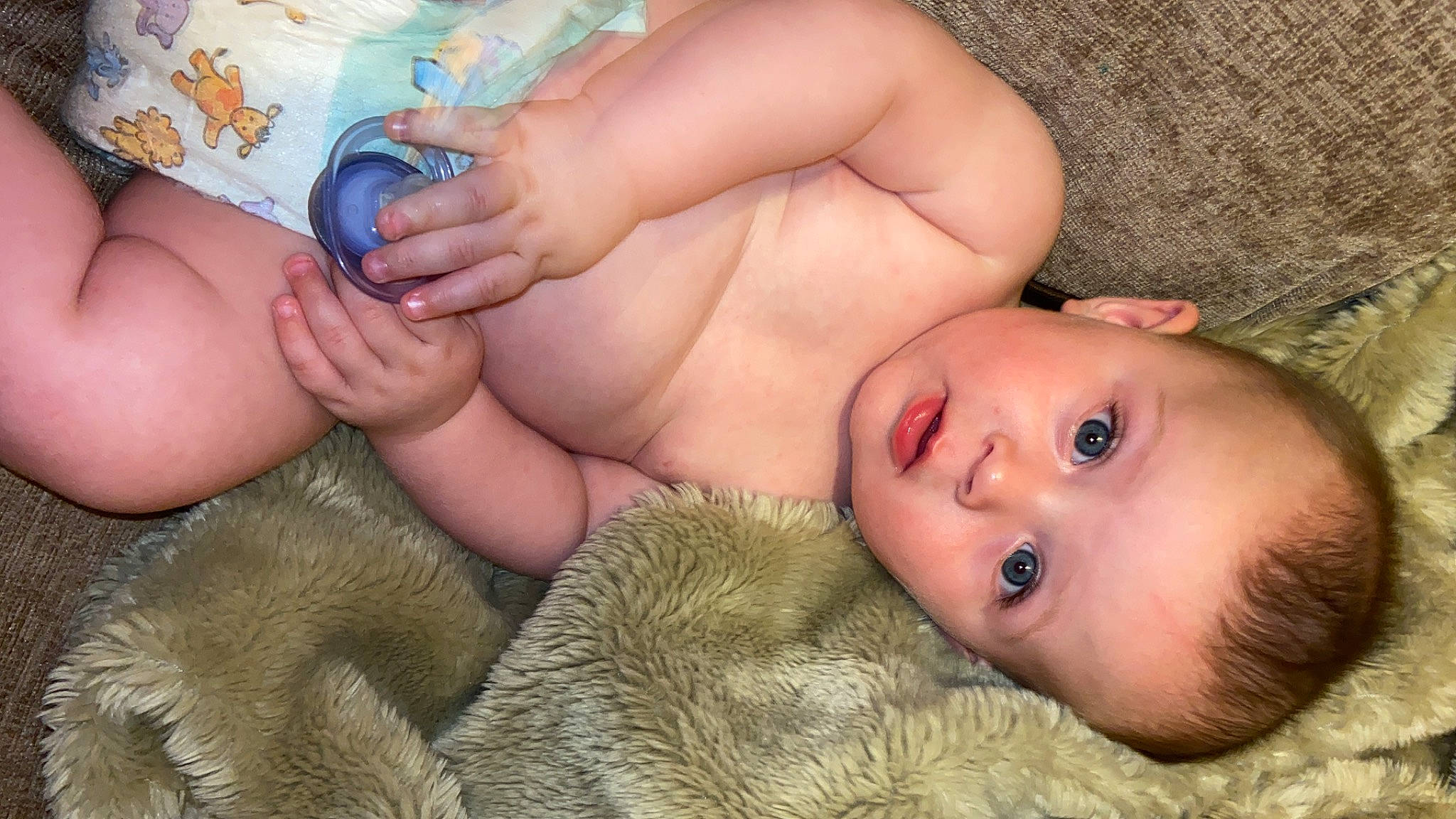 Mylo is registered to the contest to win money with this photo: baby, barefoot, chest, eye, eyelash, fawn, finger, gesture, human_body, joint, lip, mouth, muscle, nose, people, person, skin, surprise, thigh, thumb