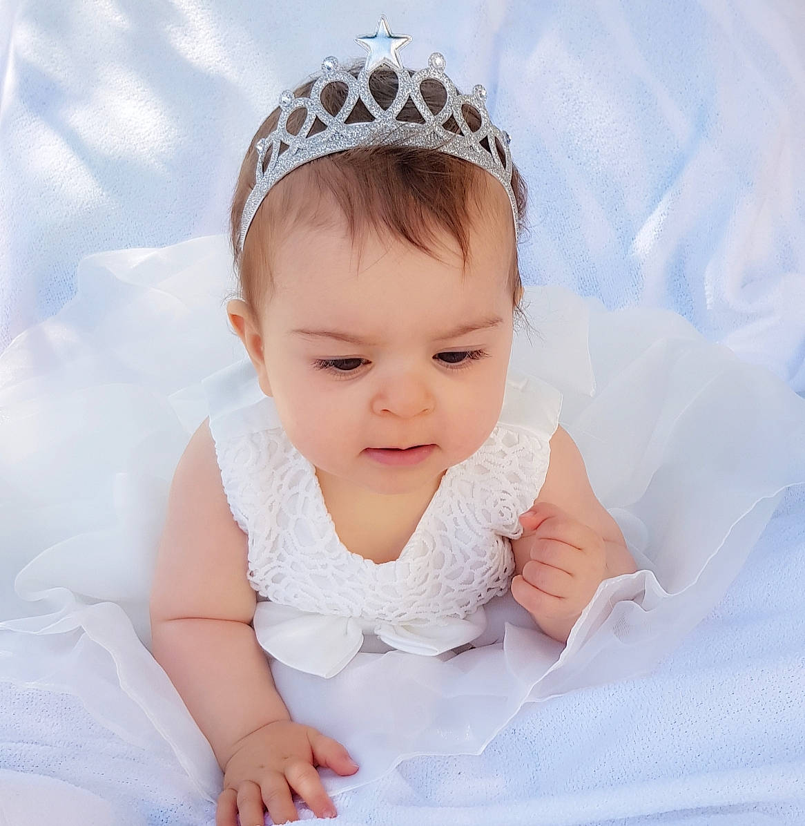 Iliana participe au concours pour gagner de l'argent avec cette photo : baby, baby_sleeping, baby_toddler_clothing, child, child_model, crown, fashion_accessory, hair_accessory, head, headband, headgear, headpiece, person, photography, portrait_photography, product, skin, toddler