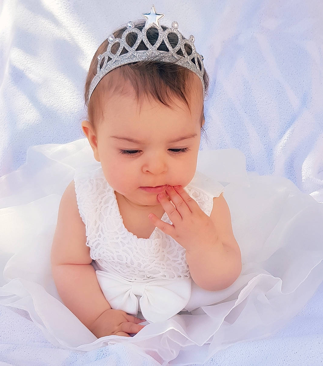 Iliana participe au concours pour gagner de l'argent avec cette photo : baby, baby_sleeping, beauty, child, child_model, crown, face, fashion_accessory, forehead, hair_accessory, head, headband, headgear, headpiece, person, photography, skin, textile, toddler, white