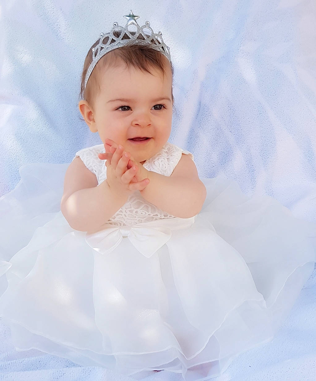 Iliana a rejoint le concours — aidez-le/la à gagner de superbes lots ! baby, bridal_accessory, child, child_model, dress, eye, fashion_accessory, hair_accessory, happy, head, headgear, headpiece, person, photograph, photography, pink, product, skin, textile, toddler