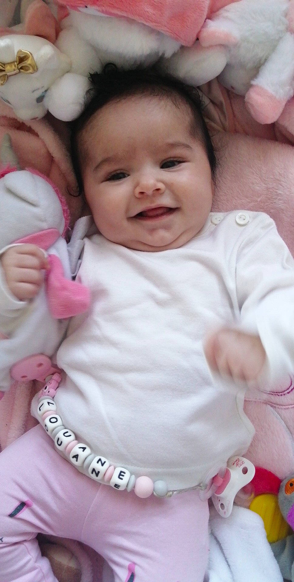 Louane participe au concours pour gagner de l'argent avec cette photo : baby, baby_products, baby_toddler_clothing, cheek, child, face, facial_expression, happy, head, joy, lip, nose, person, pink, product, skin, smile, toddler