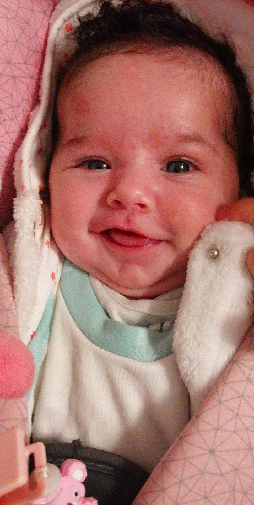 Louane participe au concours pour gagner de l'argent avec cette photo : baby, baby_making_funny_faces, cheek, child, face, facial_expression, head, lip, mouth, nose, person, skin, smile, toddler