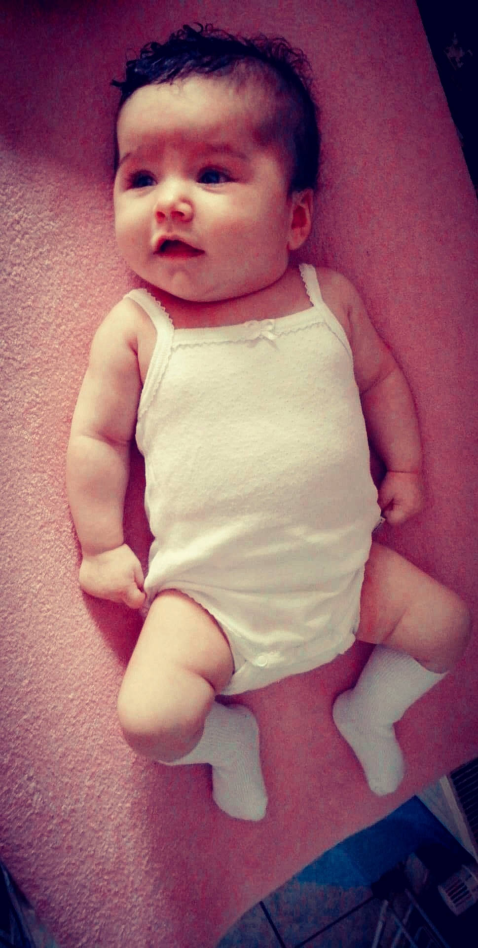 Louane a rejoint le concours — aidez-le/la à gagner de superbes lots ! arm, baby, baby_toddler_clothing, cheek, child, chin, eye, face, finger, hand, head, leg, lip, mouth, person, pink, skin, smile, toddler