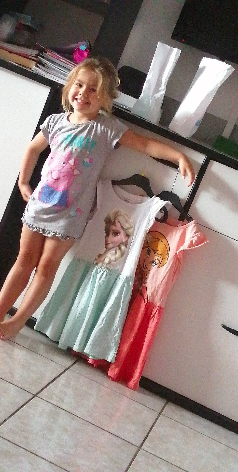 Méline participe au concours pour gagner de l'argent avec cette photo : blond, child, costume, dress, joy, leg, person, pink