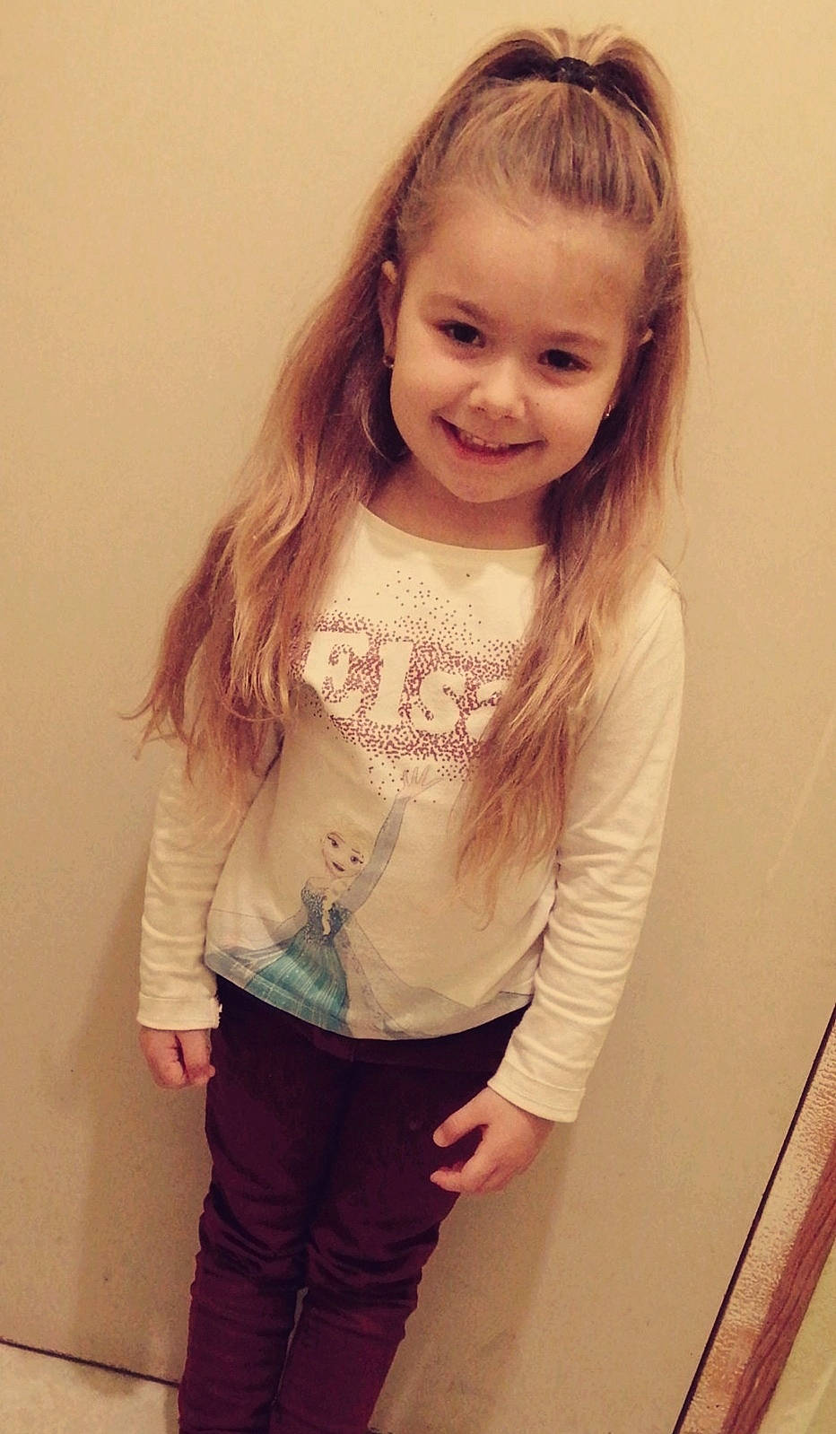 Méline a rejoint le concours — aidez-le/la à gagner de superbes lots ! arm, blond, cheek, child, eye, face, hair, hairstyle, joint, joy, long_hair, nose, outerwear, person, shoulder, skin, sleeve, smile, standing, t_shirt