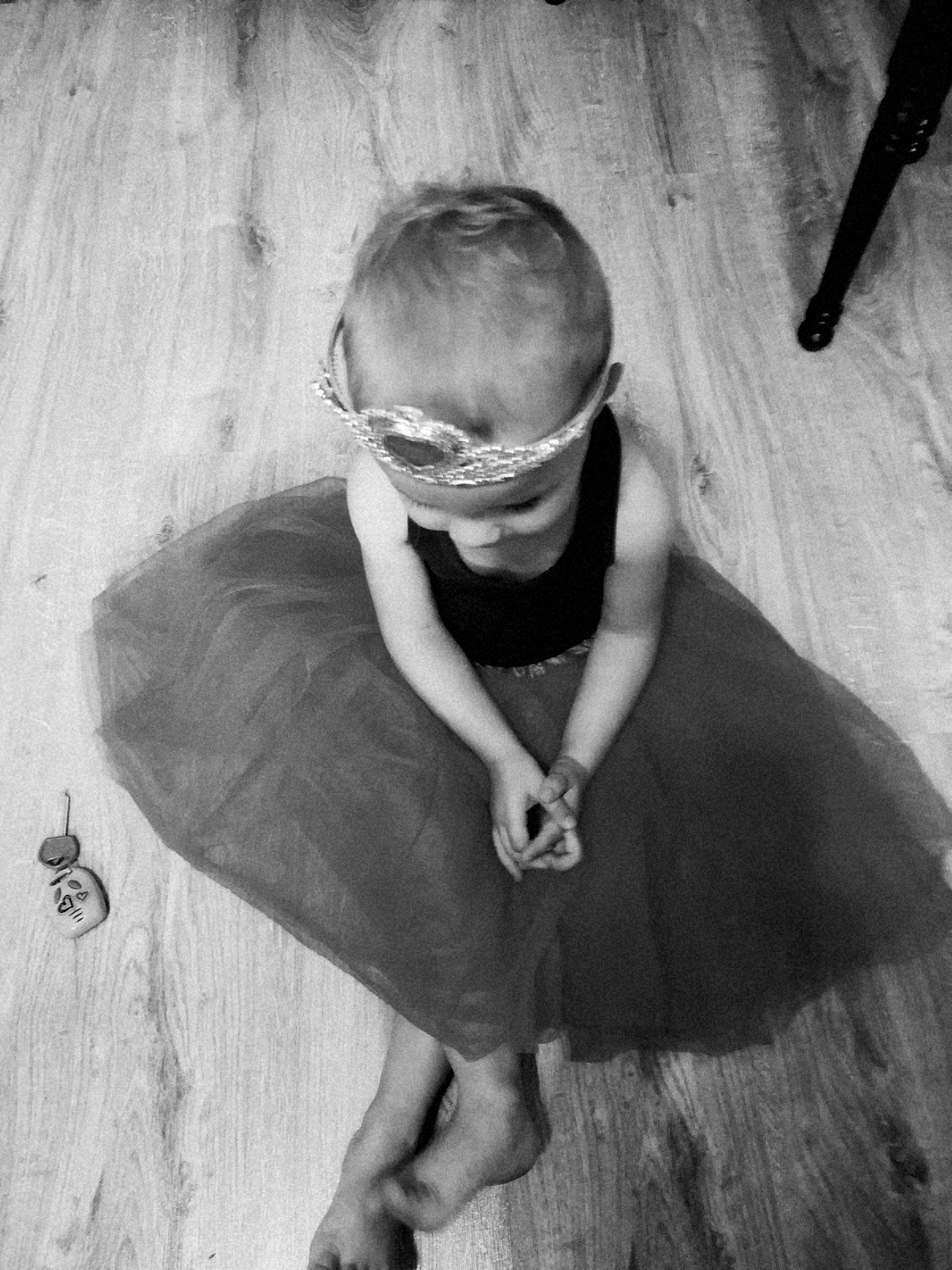 Abigaëlle participe au concours pour gagner de l'argent avec cette photo : black, black_and_white, child, monochrome, monochrome_photography, person, photography, stock_photography, style