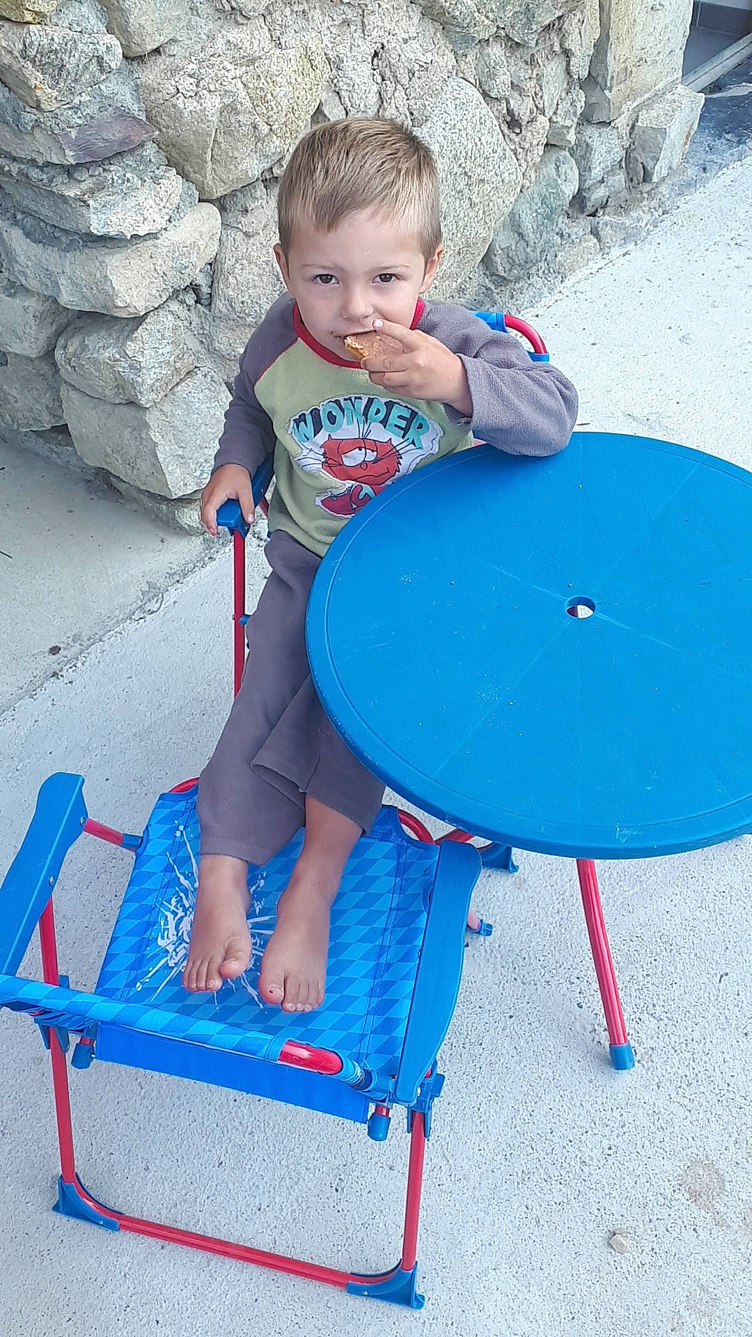 Ethan participe au concours pour gagner de l'argent avec cette photo : baby, blue, child, electric_blue, furniture, leisure, person, play, product, sitting, smile, table, toddler, vacation