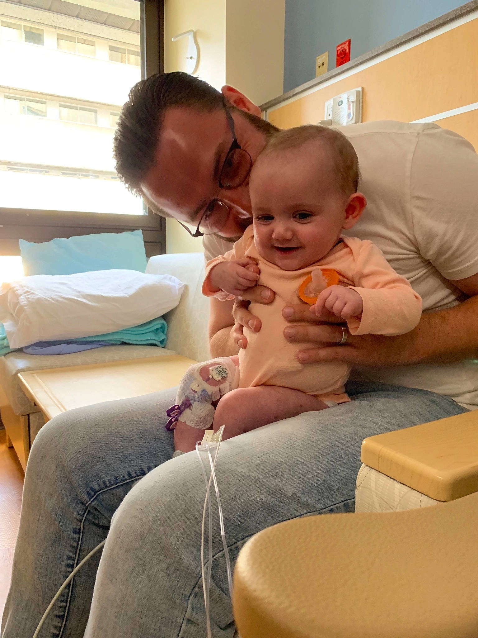 Giuliana is registered to the contest to win money with this photo: baby, birth, child, comfort, ear, finger, leg, person, play, sitting, skin, smile, toddler, vacation