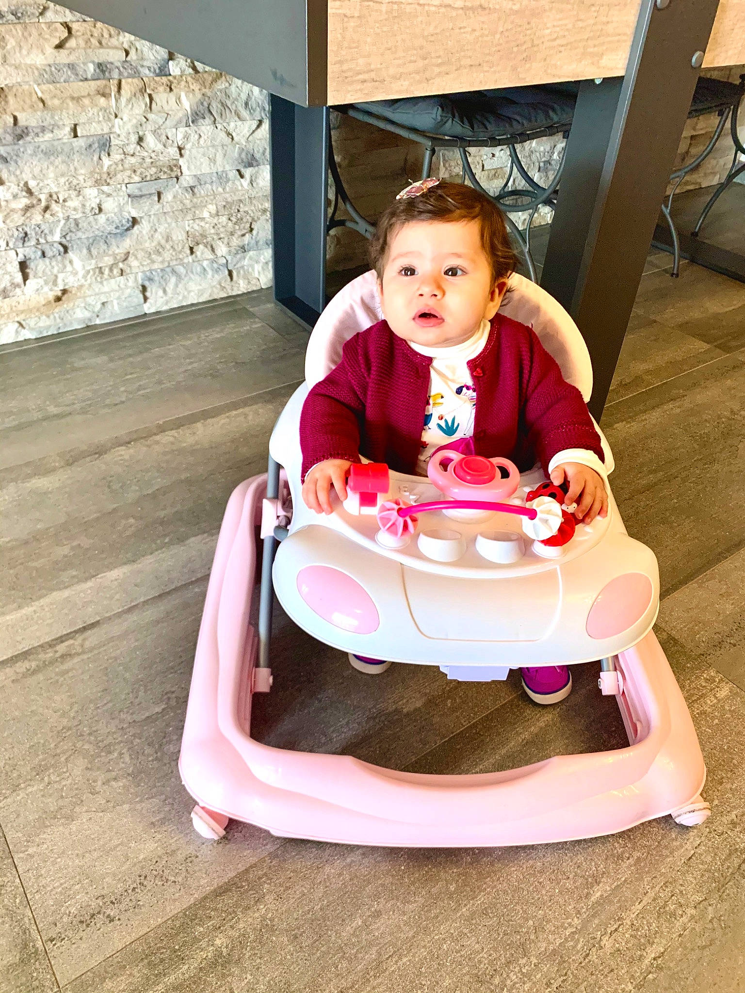 Amanda participe au concours pour gagner de l'argent avec cette photo : baby, baby_products, chair, child, furniture, leisure, person, pink, play, product, sitting, swing, table, toddler, vacation