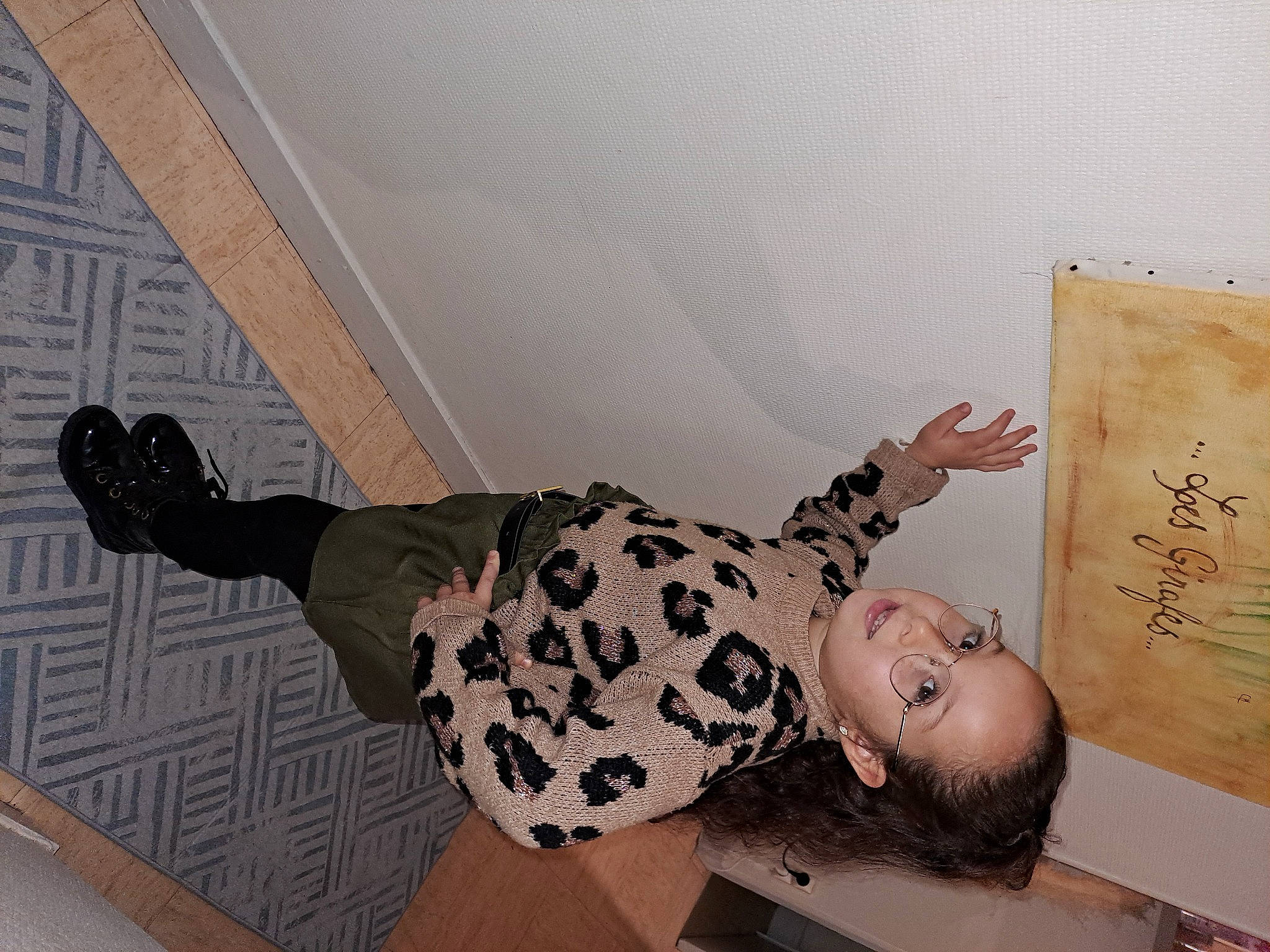 Kenza participe au concours pour gagner de l'argent avec cette photo : child, comfort, elbow, floor, flooring, fun, hardwood, human_leg, knee, leg, outdoor_shoe, pattern, person, room, sitting, sock, thigh, toddler, walking_shoe, wood