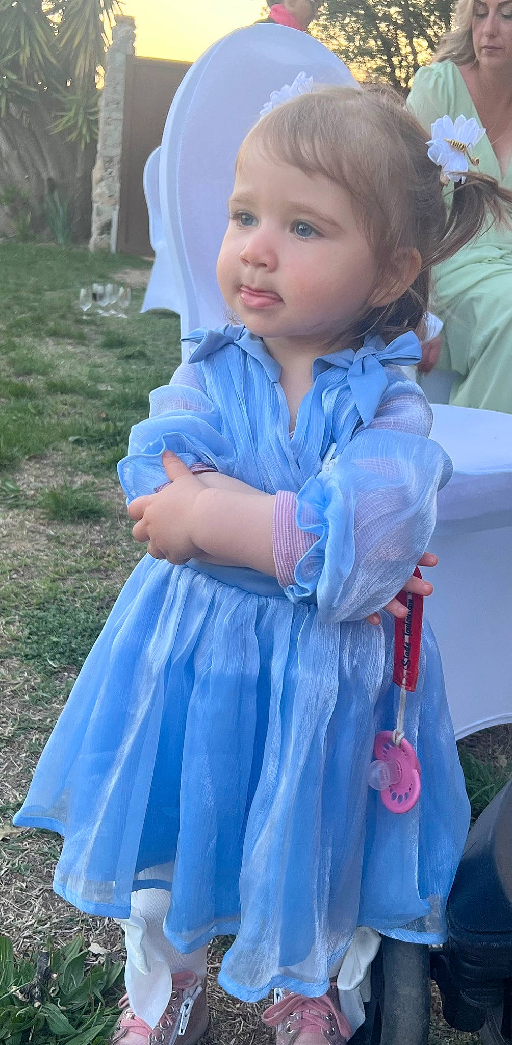 Alix a rejoint le concours — aidez-le/la à gagner de superbes lots ! baby_toddler_clothing, dress, electric_blue, eye, face, facial_expression, formal_wear, gesture, grass, hairstyle, happy, head, iris, person, pink, plant, purple, skin, sleeve, toddler