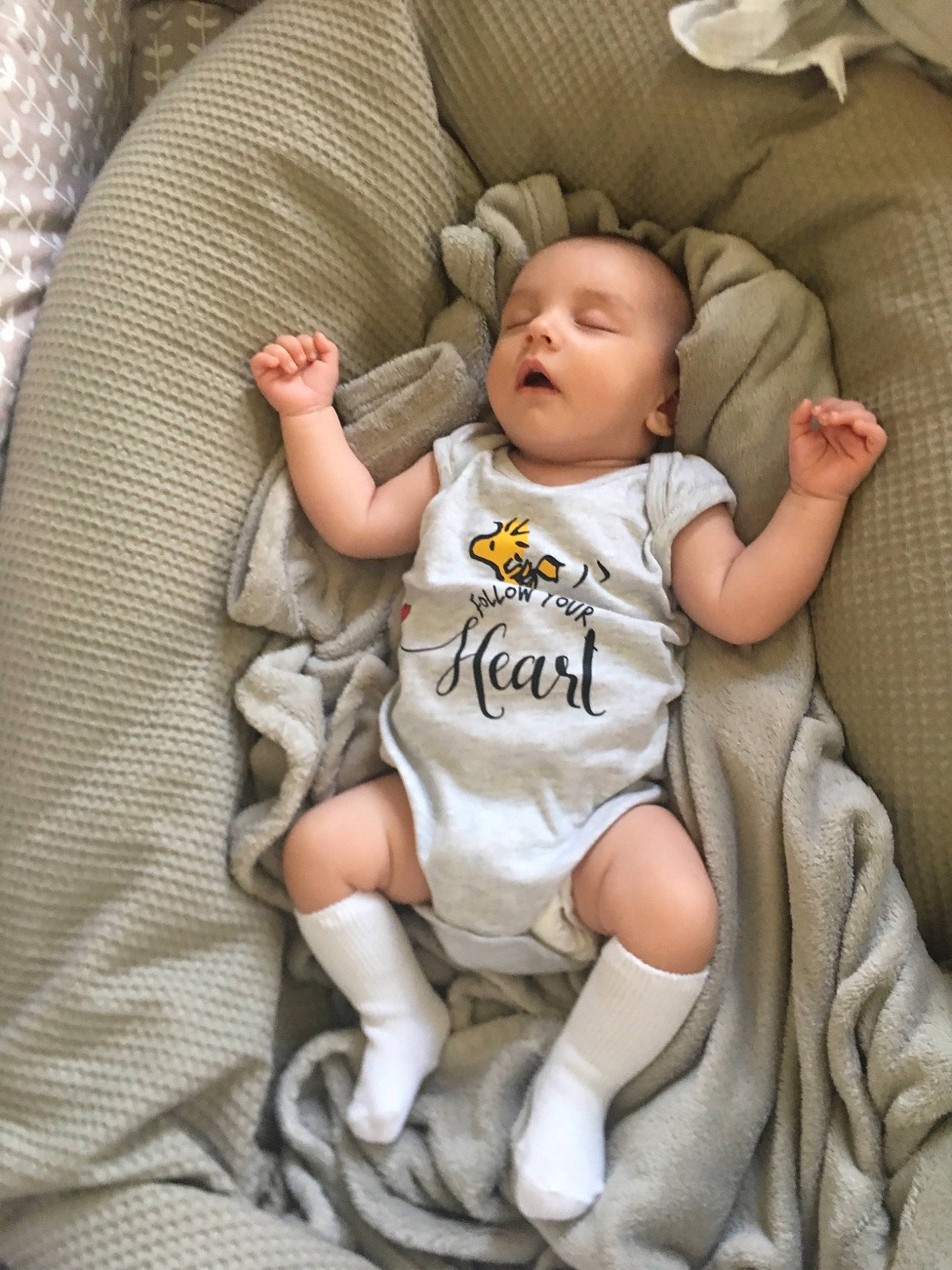 Andrew a rejoint le concours — aidez-le/la à gagner de superbes lots ! baby, baby_in_car_seat, baby_products, baby_sleeping, birth, child, comfort, person, product, sitting, skin, sleep, smile, toddler