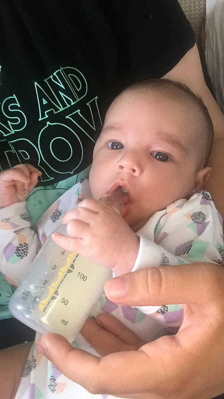 Andrew a rejoint le concours — aidez-le/la à gagner de superbes lots ! baby, baby_products, cheek, child, drinkware, finger, hand, nail, nose, person, product, skin, toddler