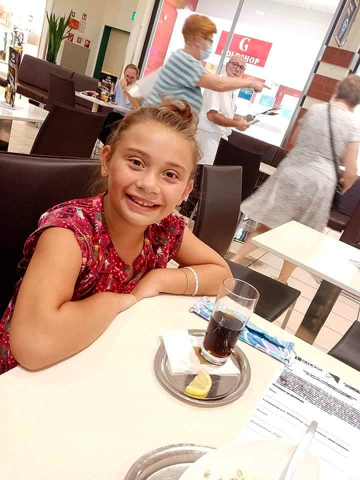 Celya participe au concours pour gagner de l'argent avec cette photo : chair, child, coffee_cup, cup, drinkware, event, fashion_design, flooring, fun, furniture, happy, interior_design, joy, leisure, person, plate, room, smile, table, tableware