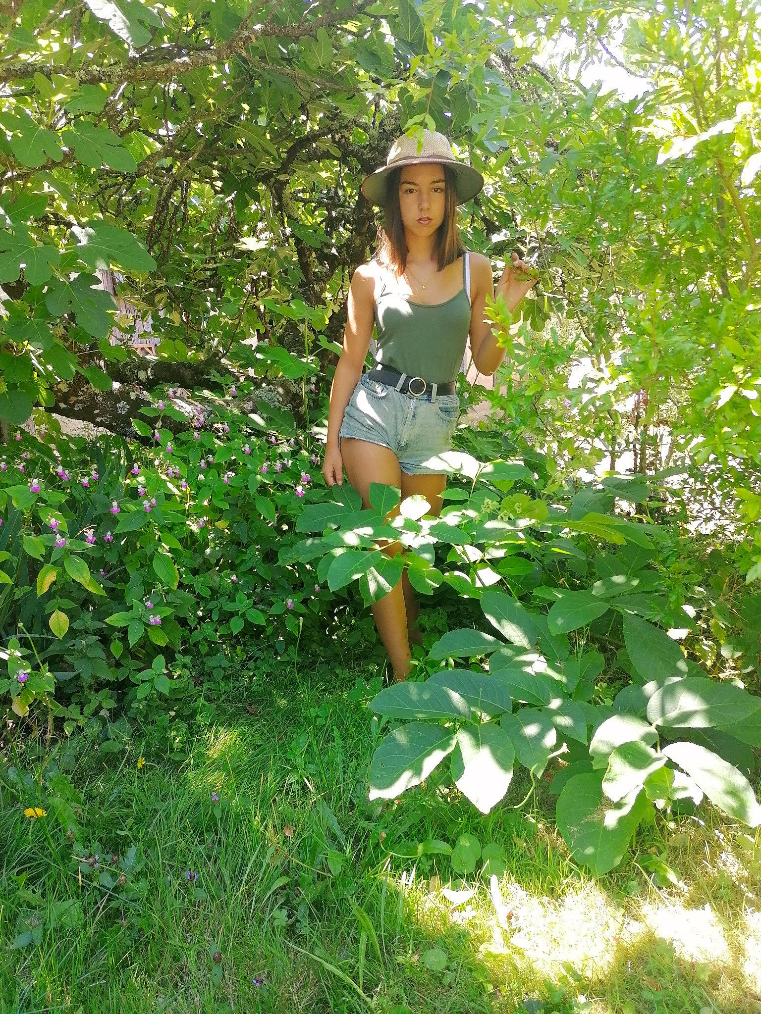 Elisa a rejoint le concours — aidez-le/la à gagner de superbes lots ! botany, flower, grass, headwear, leaf, people_in_nature, person, plant, shrub, tree