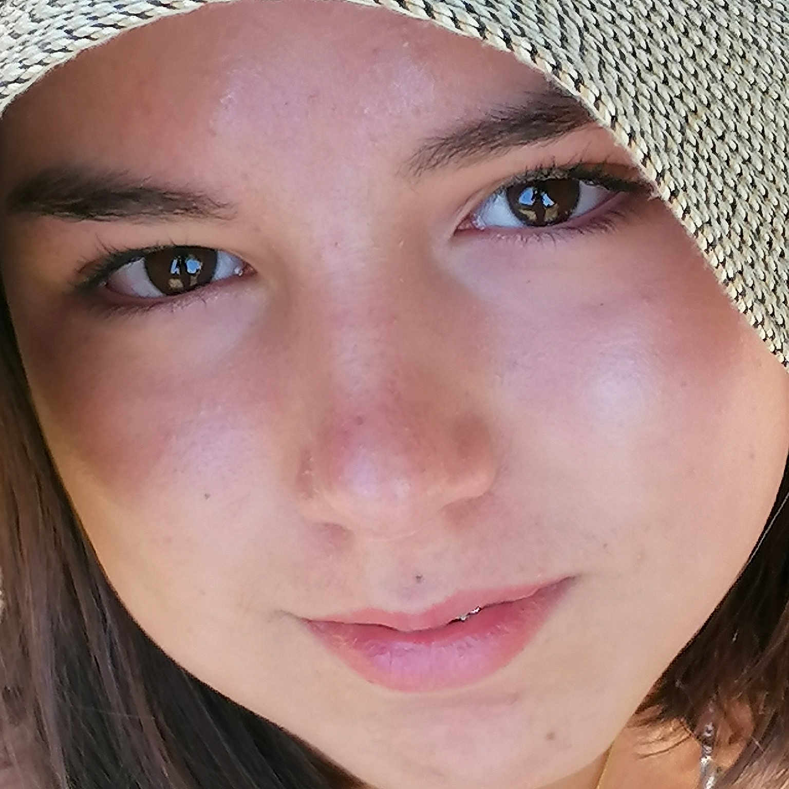 Elisa participe au concours pour gagner de l'argent avec cette photo : beauty, cap, cheek, chin, close_up, eye, eyebrow, eyelash, face, fashion_accessory, forehead, hair, hair_accessory, head, headgear, jaw, lip, nose, selfie, skin