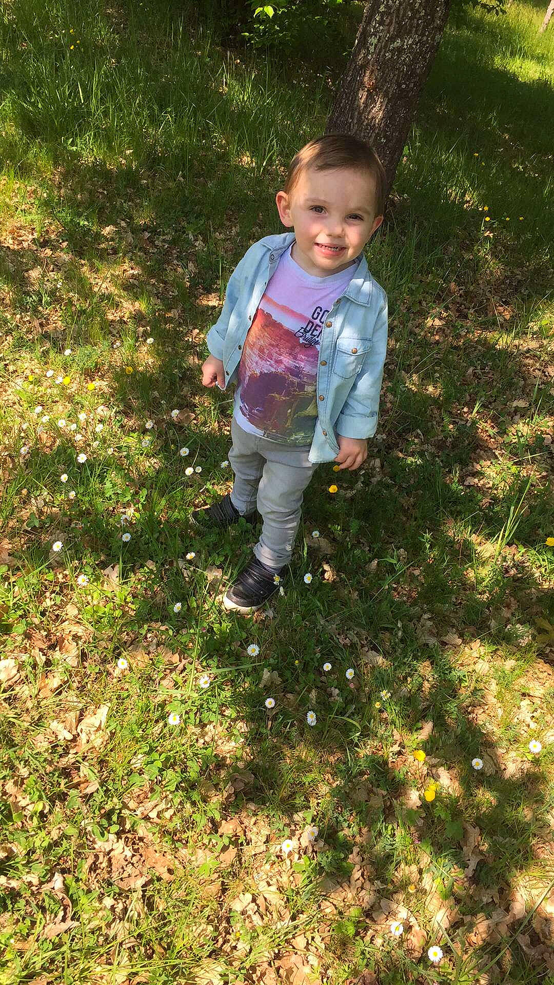 Ezio participe au concours pour gagner de l'argent avec cette photo : child, grass, joy, leaf, person, plant, play, soil, toddler