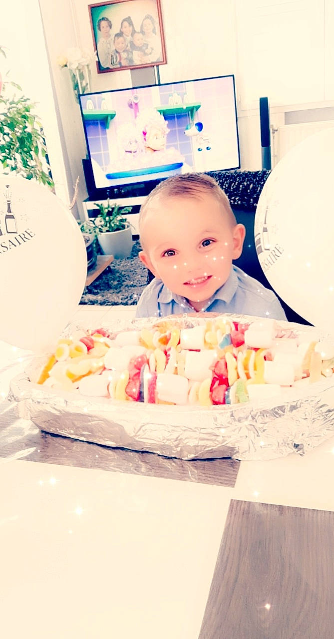 Ezio participe au concours pour gagner de l'argent avec cette photo : baby, birthday, birthday_cake, blurred, cake, child, dessert, eating, food, joy, party, person, photograph, photography, pink, sweetness, toddler, yellow